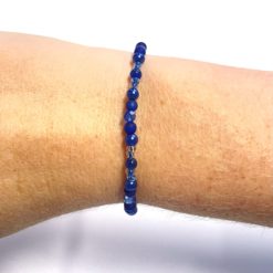 Zartes Perlenarmband mit dunkelblauen Perlen - stabiles Gummiband