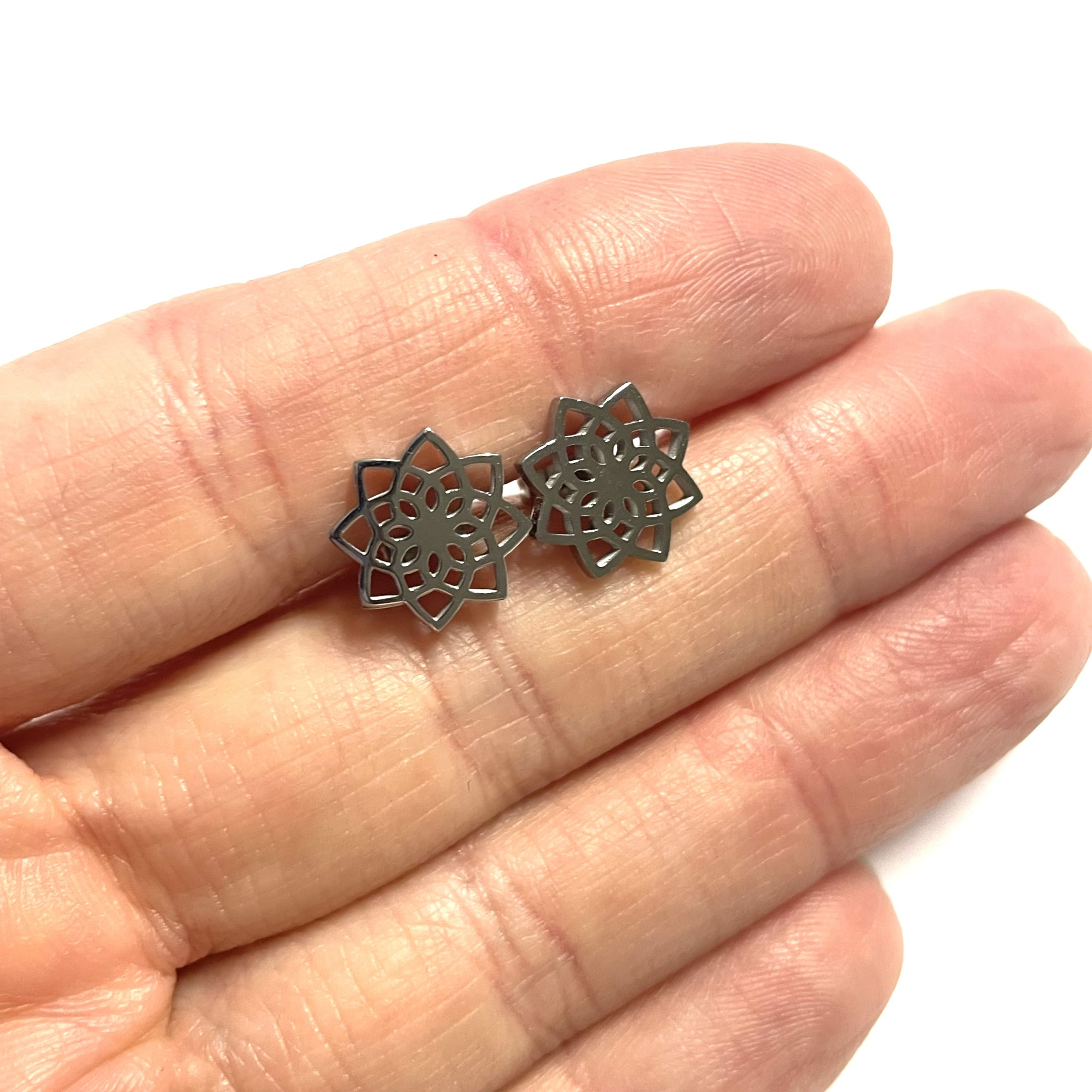 Mini Mandala Ohrstecker Edelstahl – Kleine silberne Ohrringe | Kinder Ohrstecker & Minimalistisch | Just Trisha Mini Mandala Ohrstecker Edelstahl – Kleine silberne Ohrringe | Kinder Ohrstecker & Minimalistisch | Just Trisha