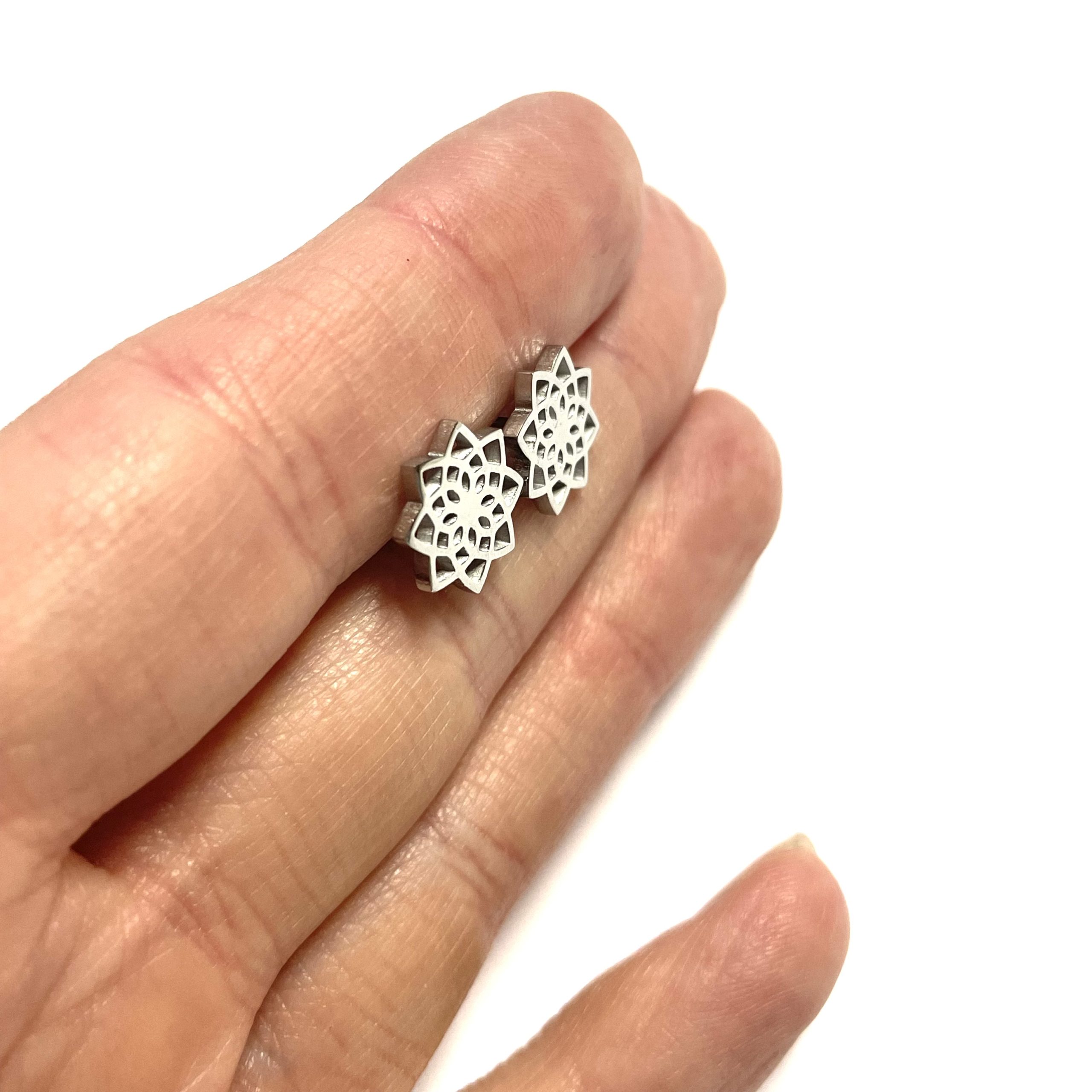 Mini Mandala Ohrstecker Edelstahl – Kleine silberne Ohrringe | Kinder Ohrstecker & Minimalistisch | Just Trisha Mini Mandala Ohrstecker Edelstahl – Kleine silberne Ohrringe | Kinder Ohrstecker & Minimalistisch | Just Trisha