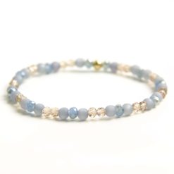 Zartes Perlenarmband mit blauen und goldenen Perlen - stabiles Gummiband