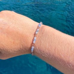 Zartes Perlenarmband mit blauen und goldenen Perlen – stabiles Gummiband Zartes Perlenarmband mit blauen und goldenen Perlen - stabiles Gummiband