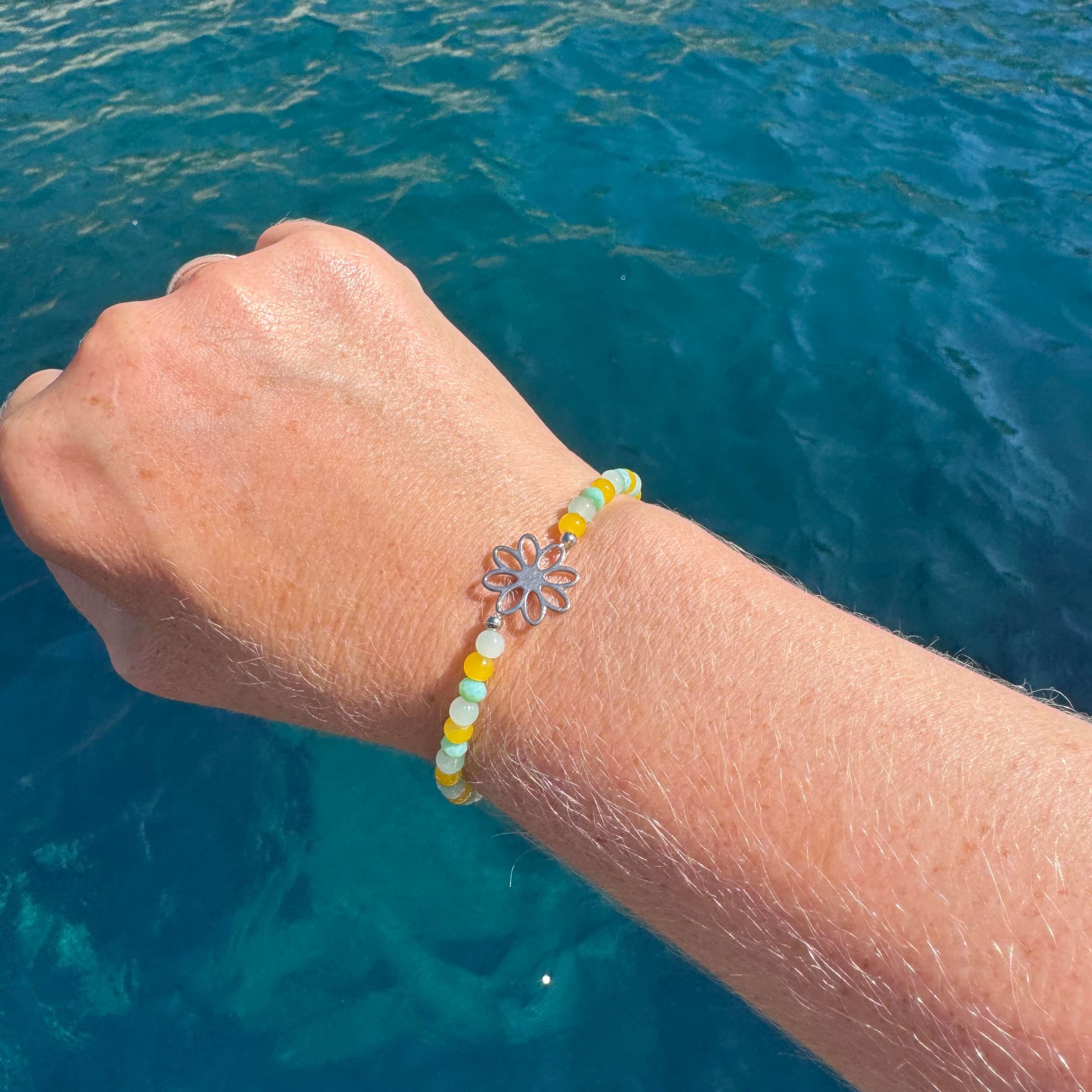 Zartes Perlenarmband mit gelb rosa grünen Perlen – stabiles Gummiband Zartes Perlenarmband mit gelb rosa grünen Perlen - stabiles Gummiband