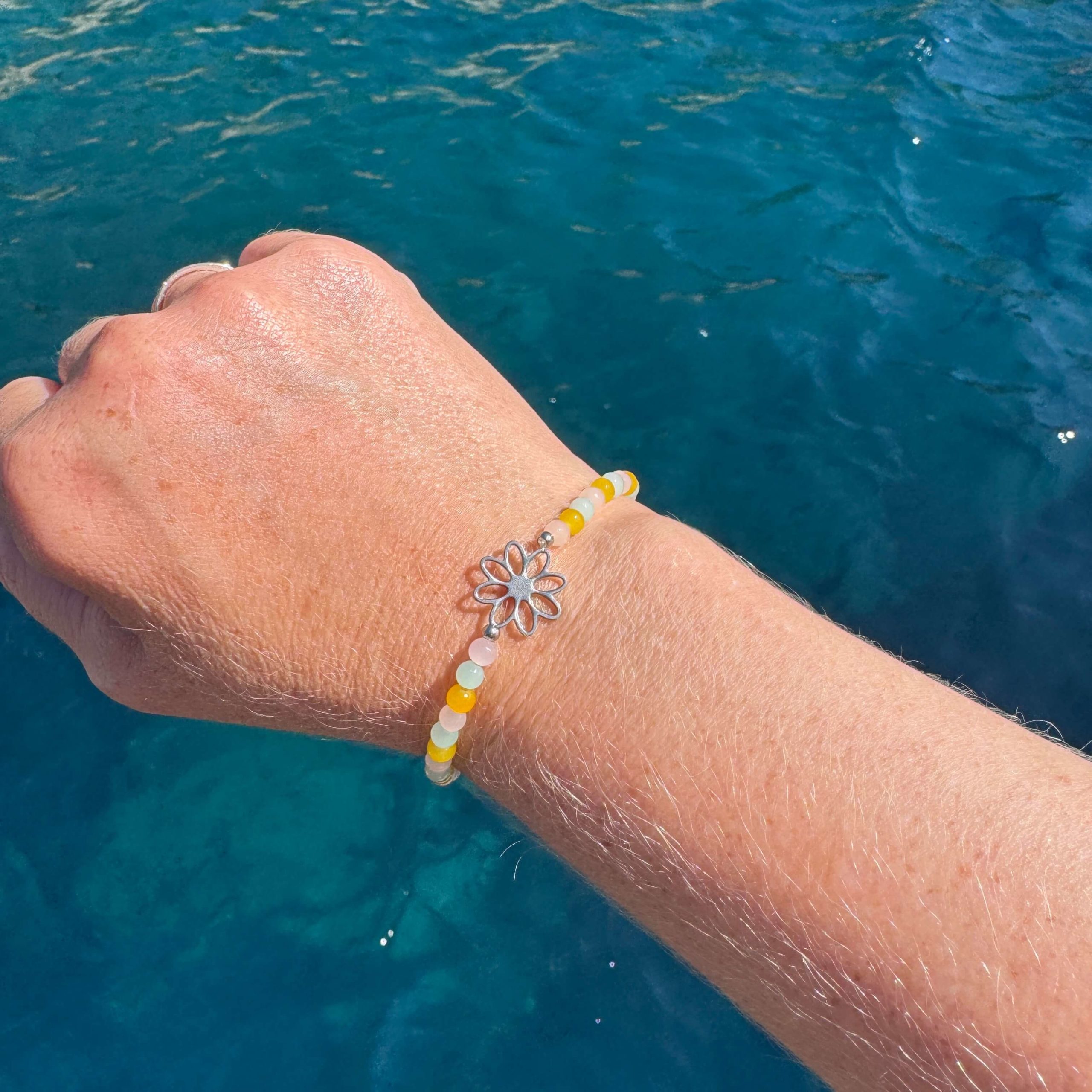 Zartes Perlenarmband mit gelb rosa grünen Perlen – stabiles Gummiband Zartes Perlenarmband mit gelb rosa grünen Perlen - stabiles Gummiband