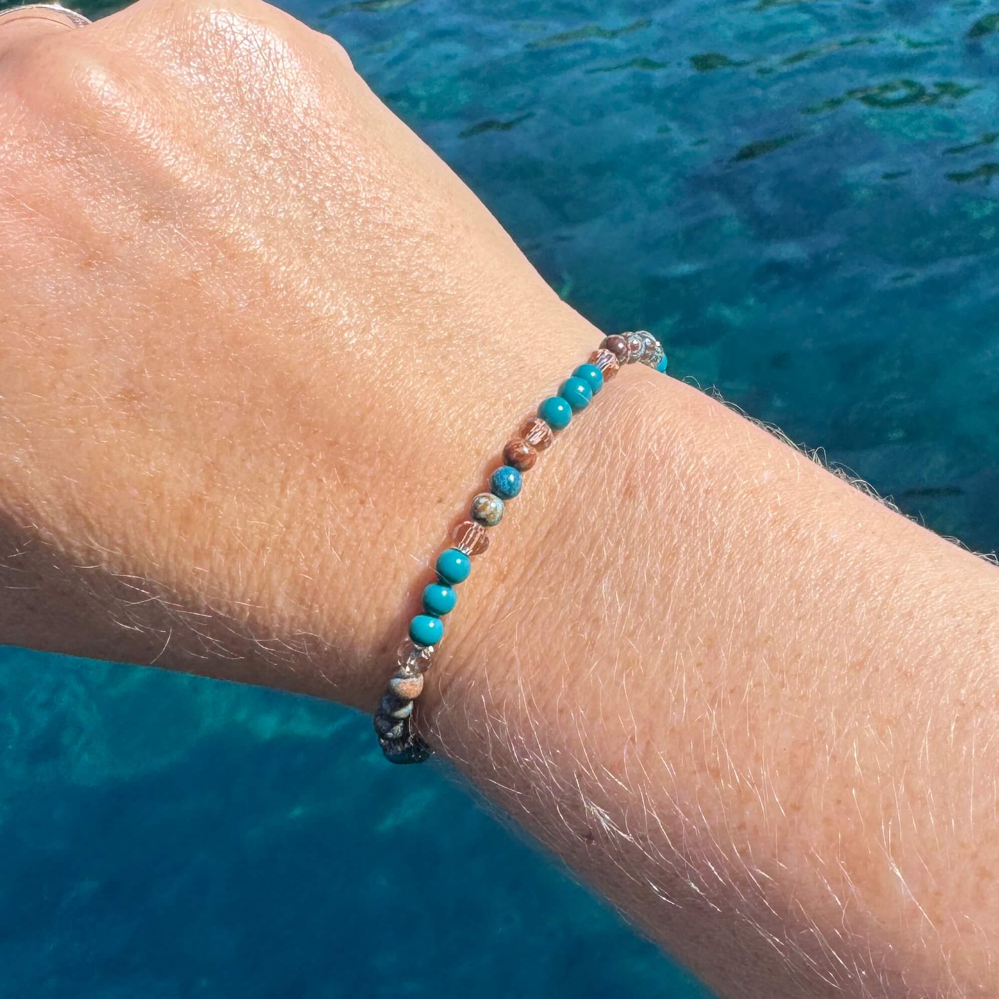 Zartes Perlenarmband mit türkis goldenen Perlen – stabiles Gummiband Zartes Perlenarmband mit türkis goldenen Perlen - stabiles Gummiband