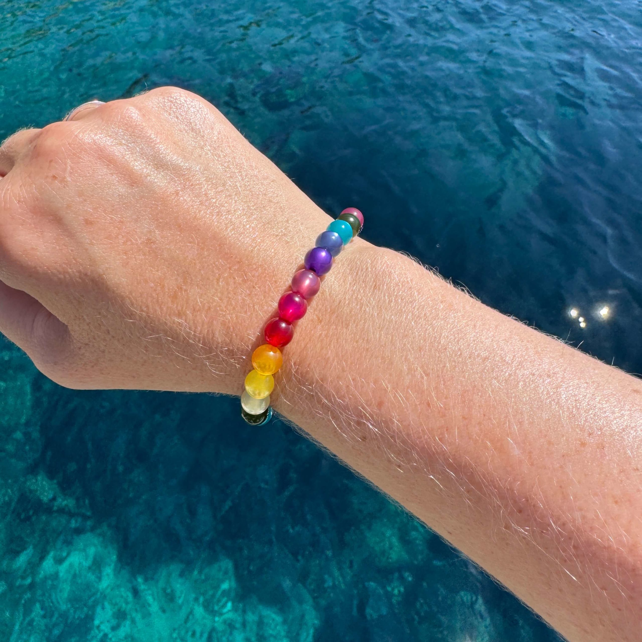 Polaris glänzend Regenbogen Armband – LGBTGIA+ – stabiles Gummiband – Handmade Polaris glänzend Regenbogen Armband - LGBTGIA+ – stabiles Gummiband - Handmade