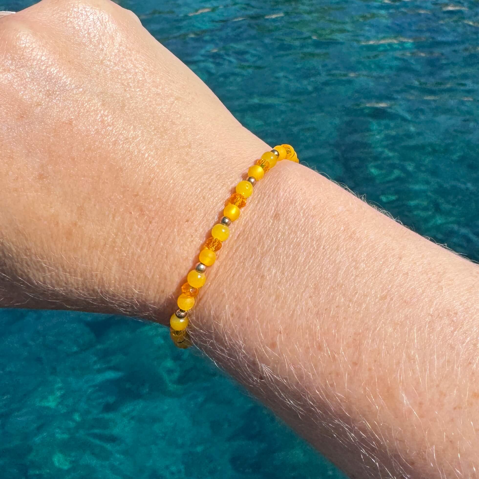 Zartes Perlenarmband mit strahlend gelben Perlen – stabiles Gummiband Zartes Perlenarmband mit strahlend gelben Perlen - stabiles Gummiband