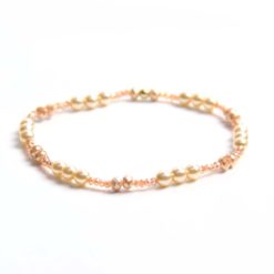 Zartes Perlenarmband mit champagner farbenen Perlen - stabiles Gummiband