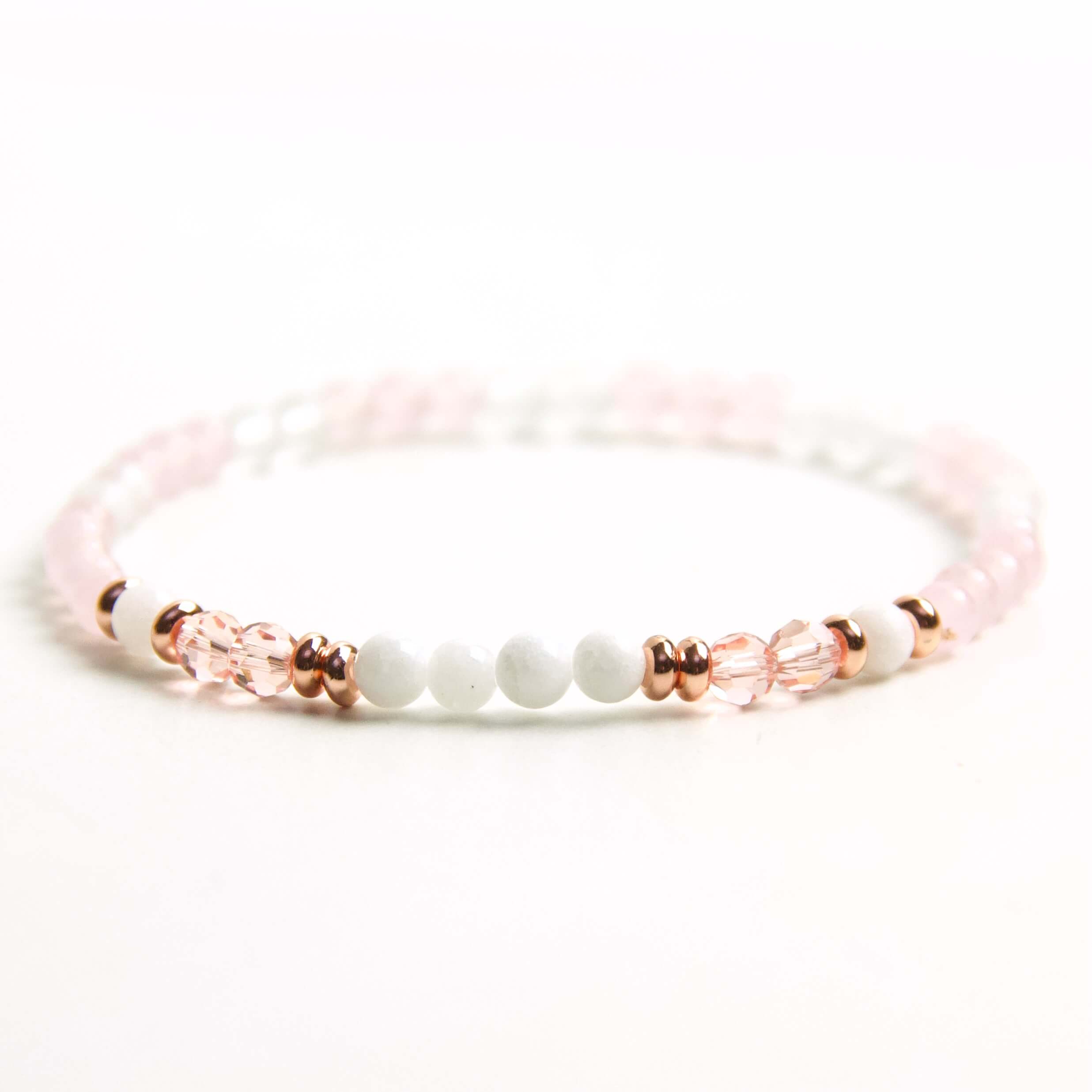 Zartes Perlenarmband mit rosa weißen Perlen – stabilem Gummiband Zartes Perlenarmband mit rosa weißen Perlen - stabilem Gummiband
