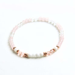 Zartes Perlenarmband mit rosa weißen Perlen – stabilem Gummiband Zartes Perlenarmband mit rosa weißen Perlen - stabilem Gummiband