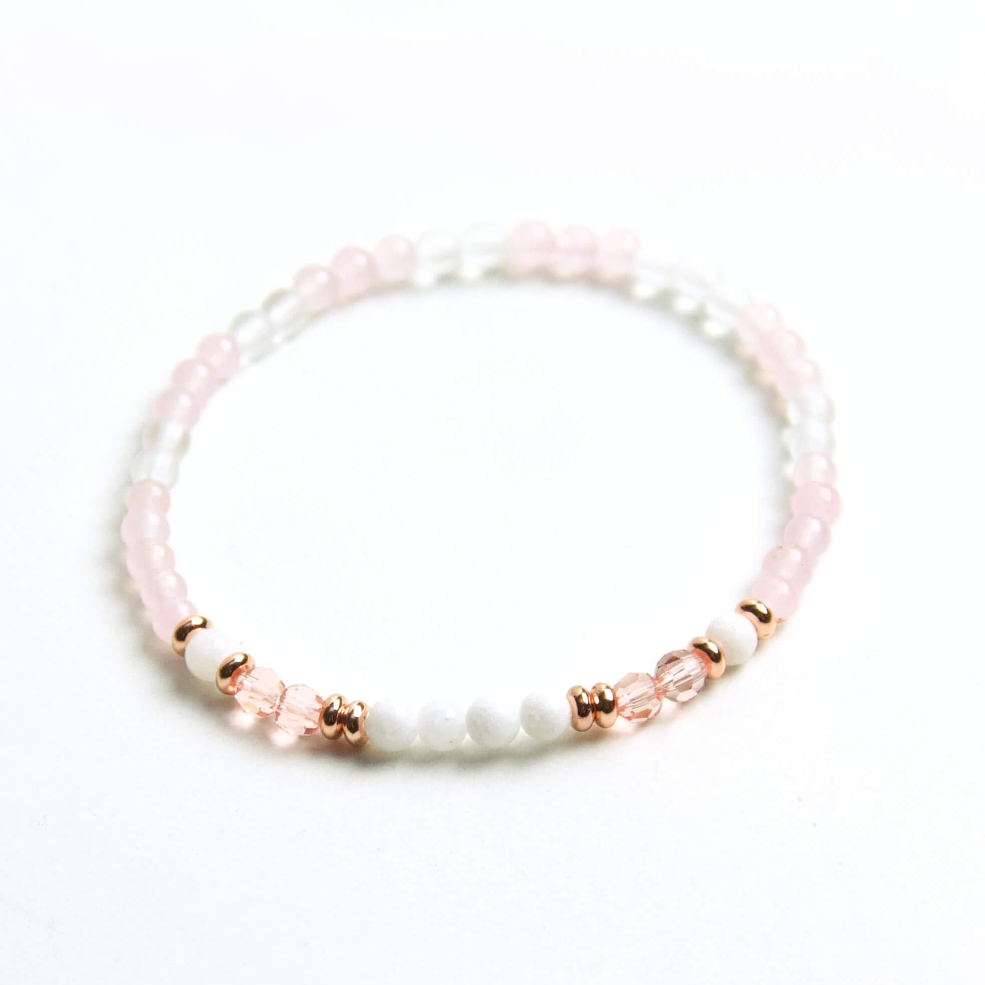 Zartes Perlenarmband mit rosa weißen Perlen – stabilem Gummiband Zartes Perlenarmband mit rosa weißen Perlen - stabilem Gummiband