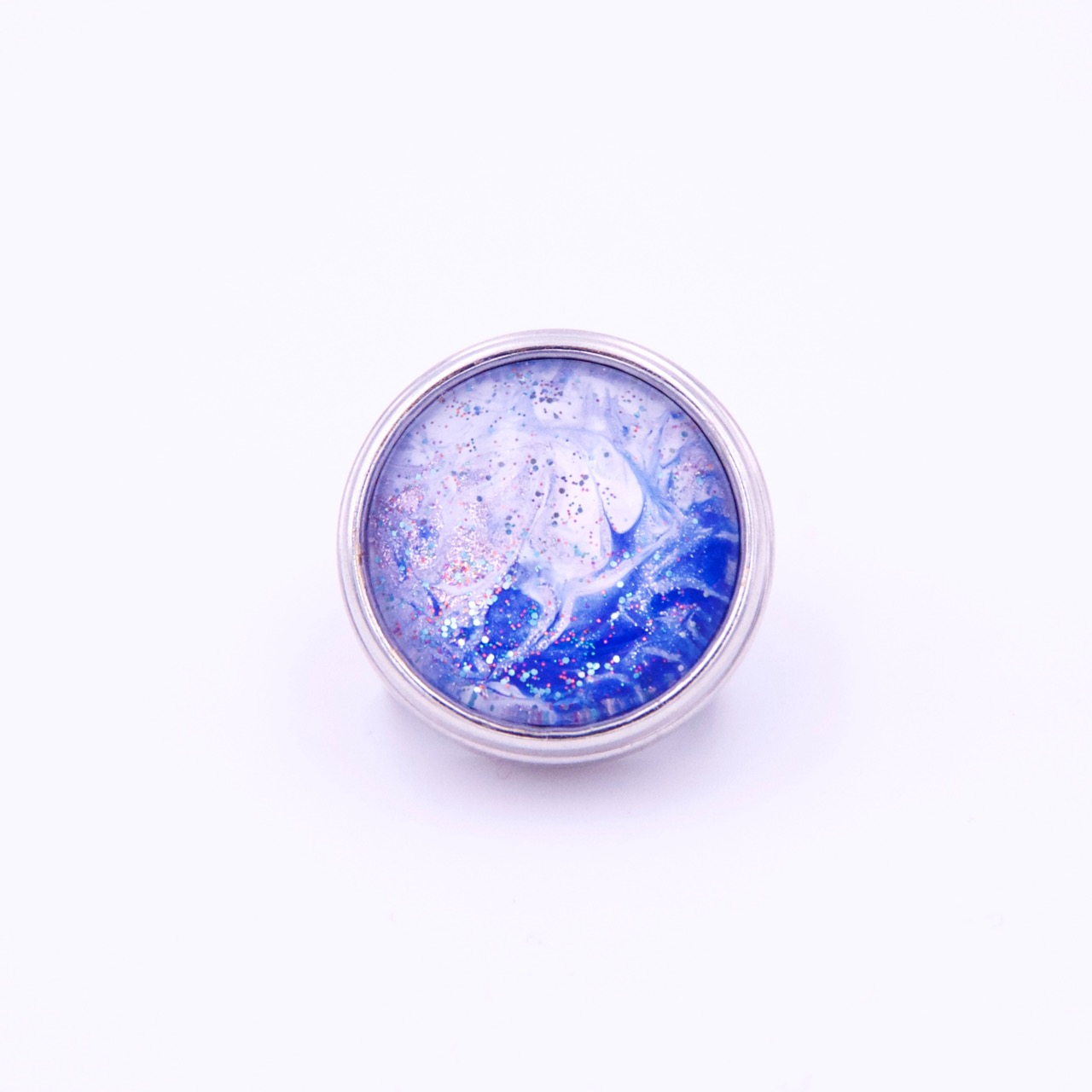Druckknopf handbemalt Blau weiß zart rosa glitzernd Druckknopf handbemalt Blau weiß zart rosa glitzernd