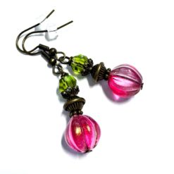Verspielte Ohrringe aus Bronze in rosa und grün boho