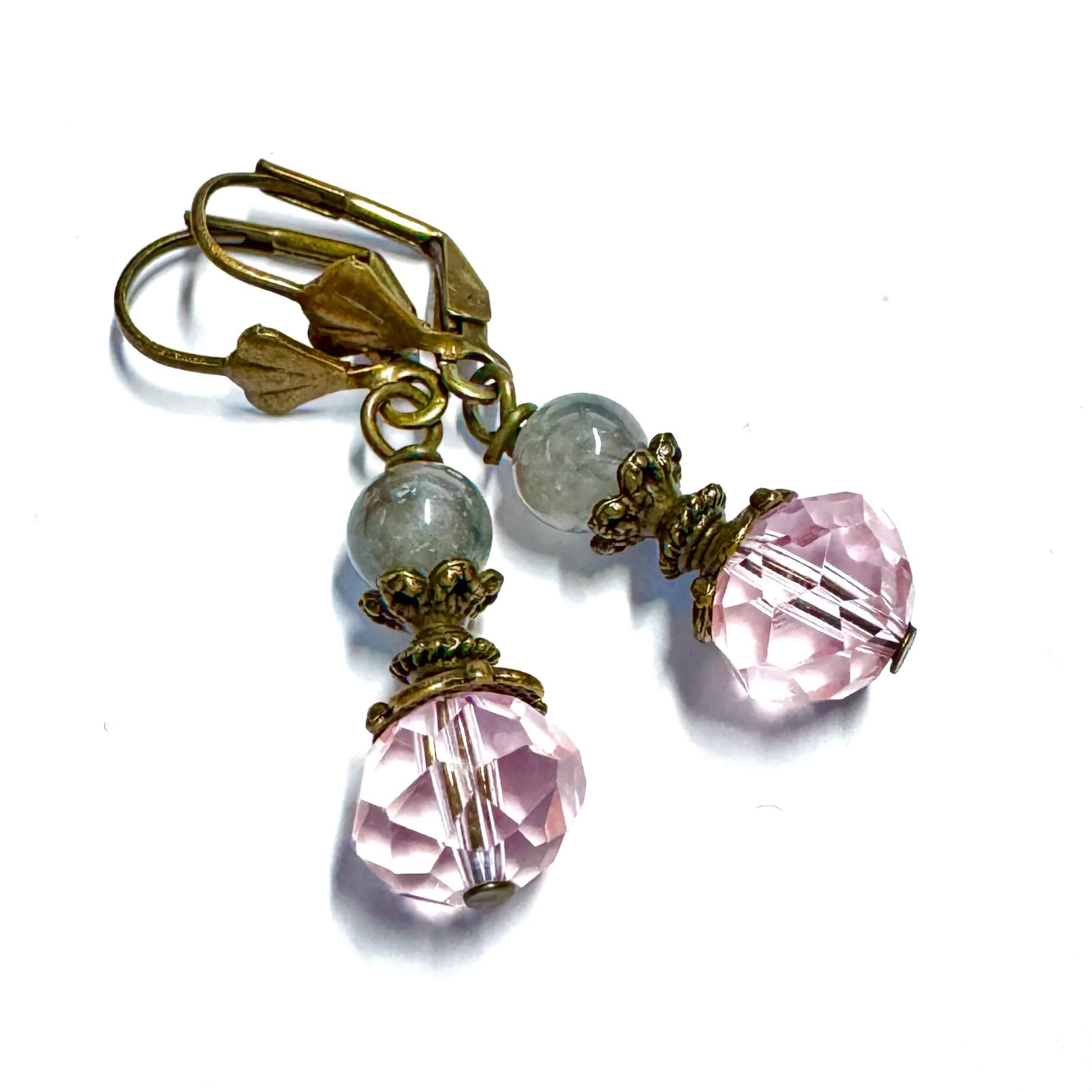 Verspielte Ohrringe aus Bronze in rosa und grau boho Verspielte Ohrringe aus Bronze in rosa und grau boho