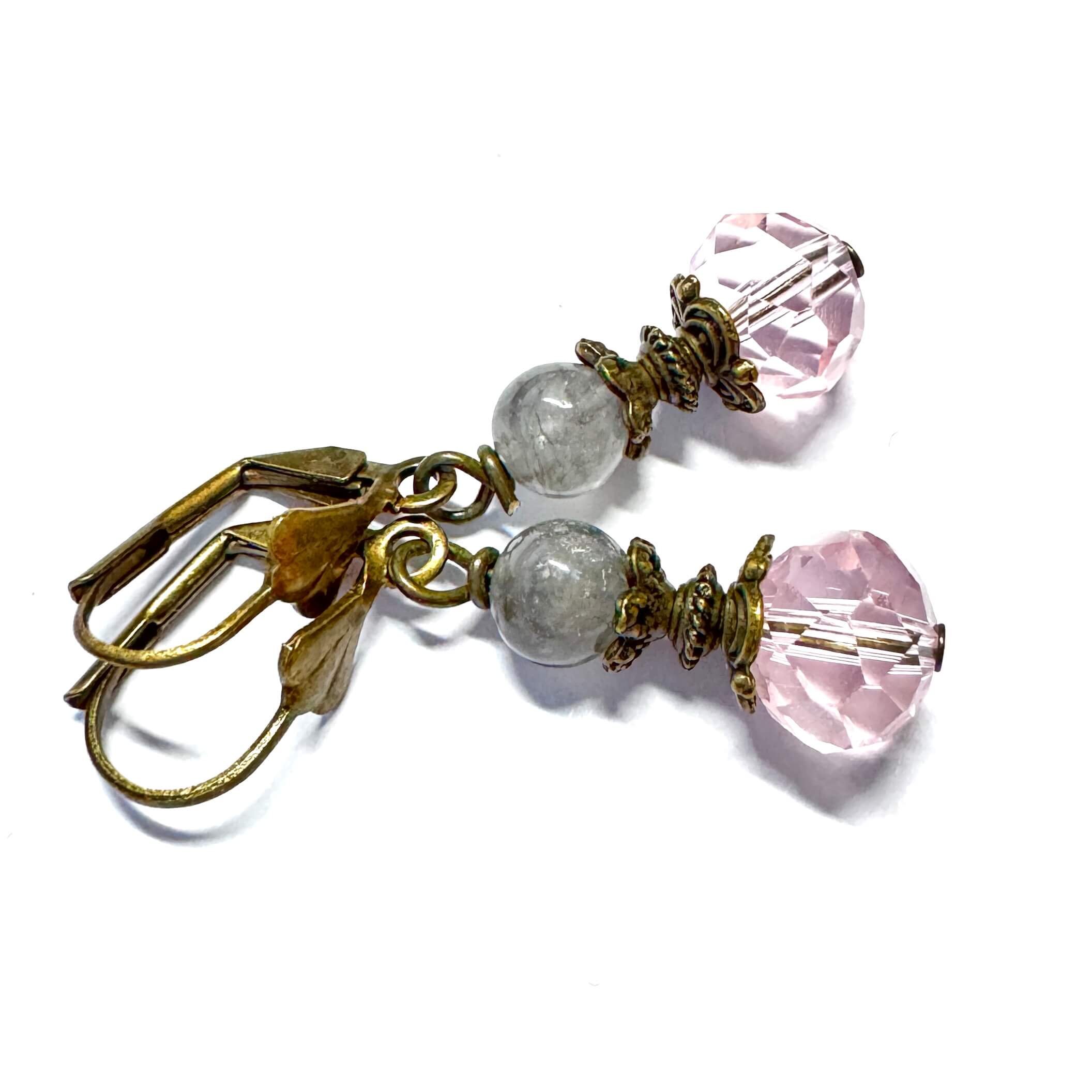 Verspielte Ohrringe aus Bronze in rosa und grau boho Verspielte Ohrringe aus Bronze in rosa und grau boho