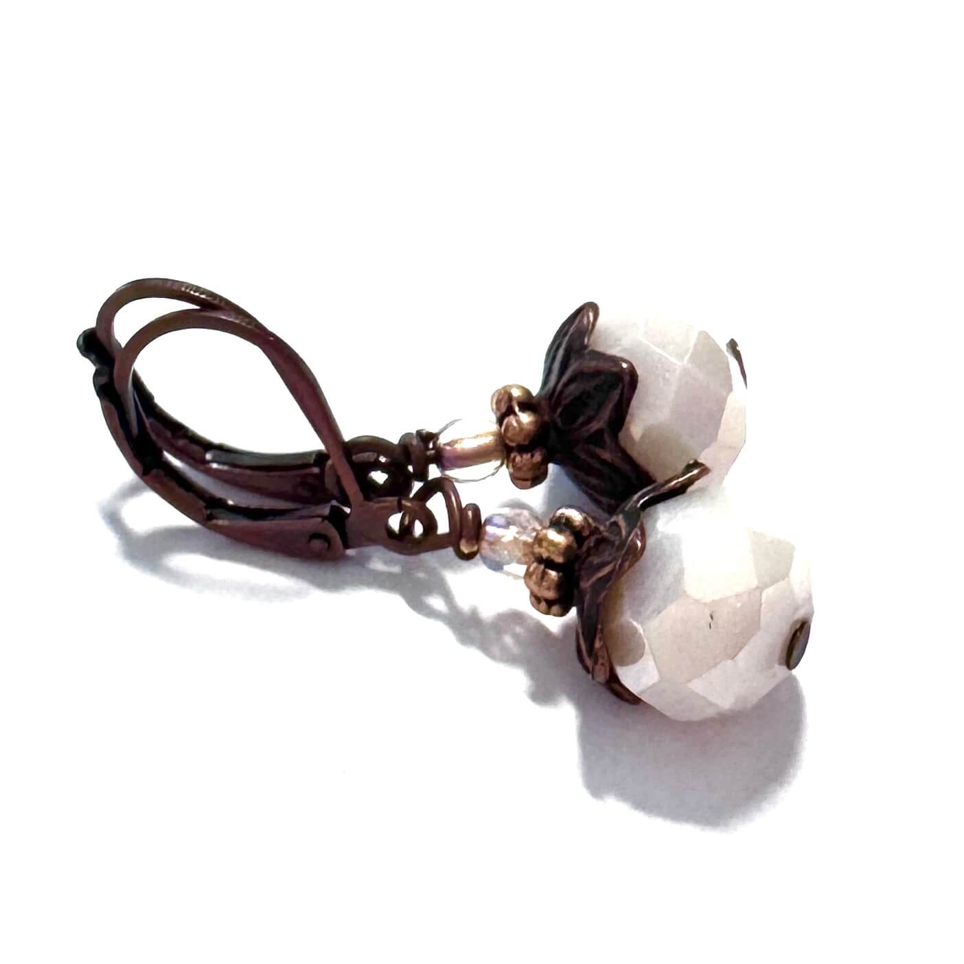 Ohrringe aus Kupfer mit creme farbener Glasschliffperle Ohrringe aus Kupfer mit creme farbener Glasschliffperle