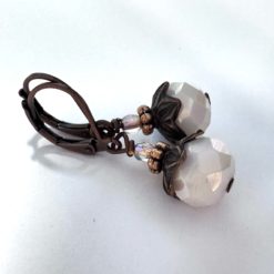 Ohrringe aus Kupfer mit creme farbener Glasschliffperle Ohrringe aus Kupfer mit creme farbener Glasschliffperle