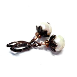 Ohrringe aus Kupfer mit creme farbener Glasschliffperle Ohrringe aus Kupfer mit creme farbener Glasschliffperle