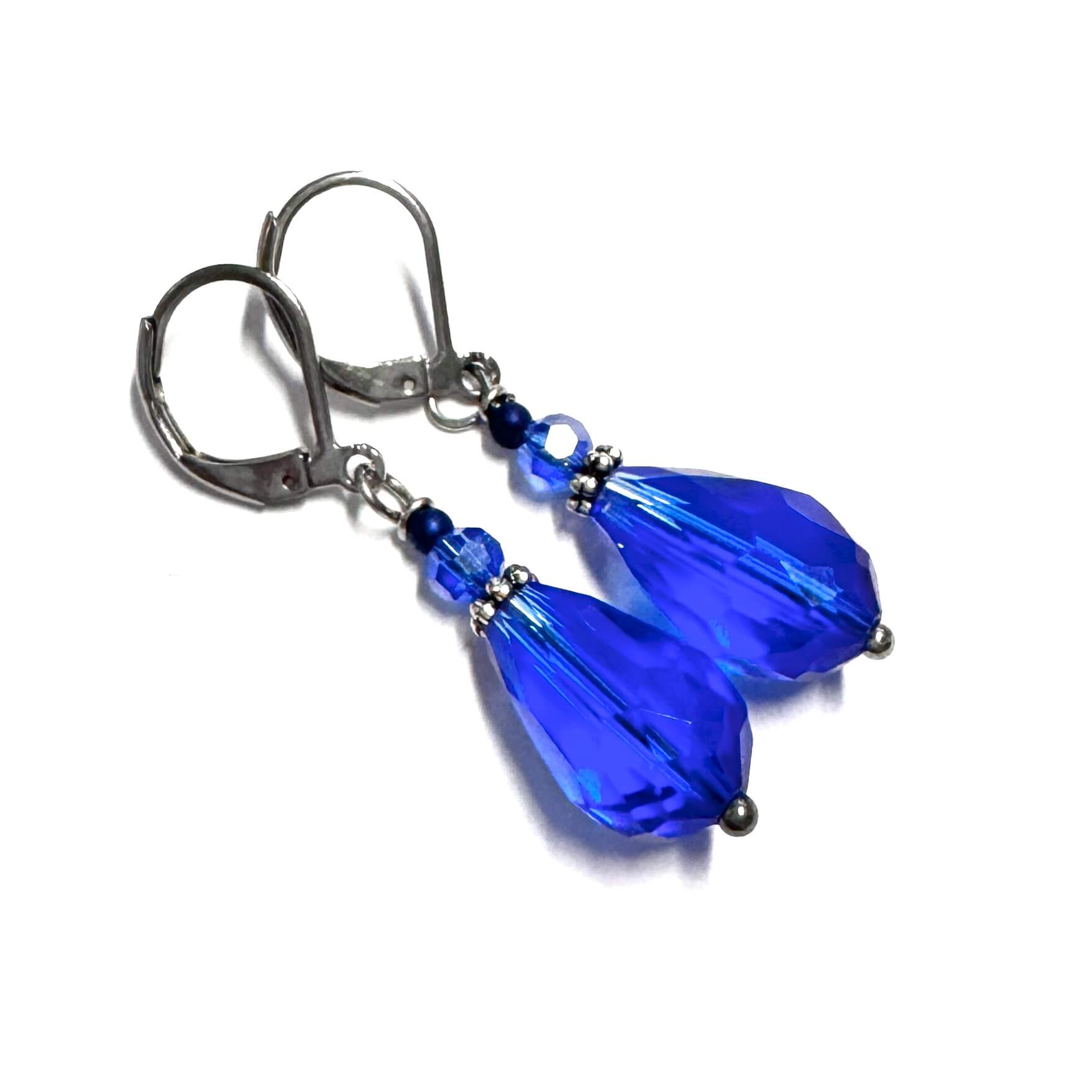 Edelstahl tropfen Ohrringe mit blauer Glasschliffperle im Vintage Stil Edelstahl tropfen Ohrringe mit blauer Glasschliffperle im Vintage Stil