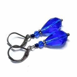 Edelstahl tropfen Ohrringe mit blauer Glasschliffperle im Vintage Stil Edelstahl tropfen Ohrringe mit blauer Glasschliffperle im Vintage Stil