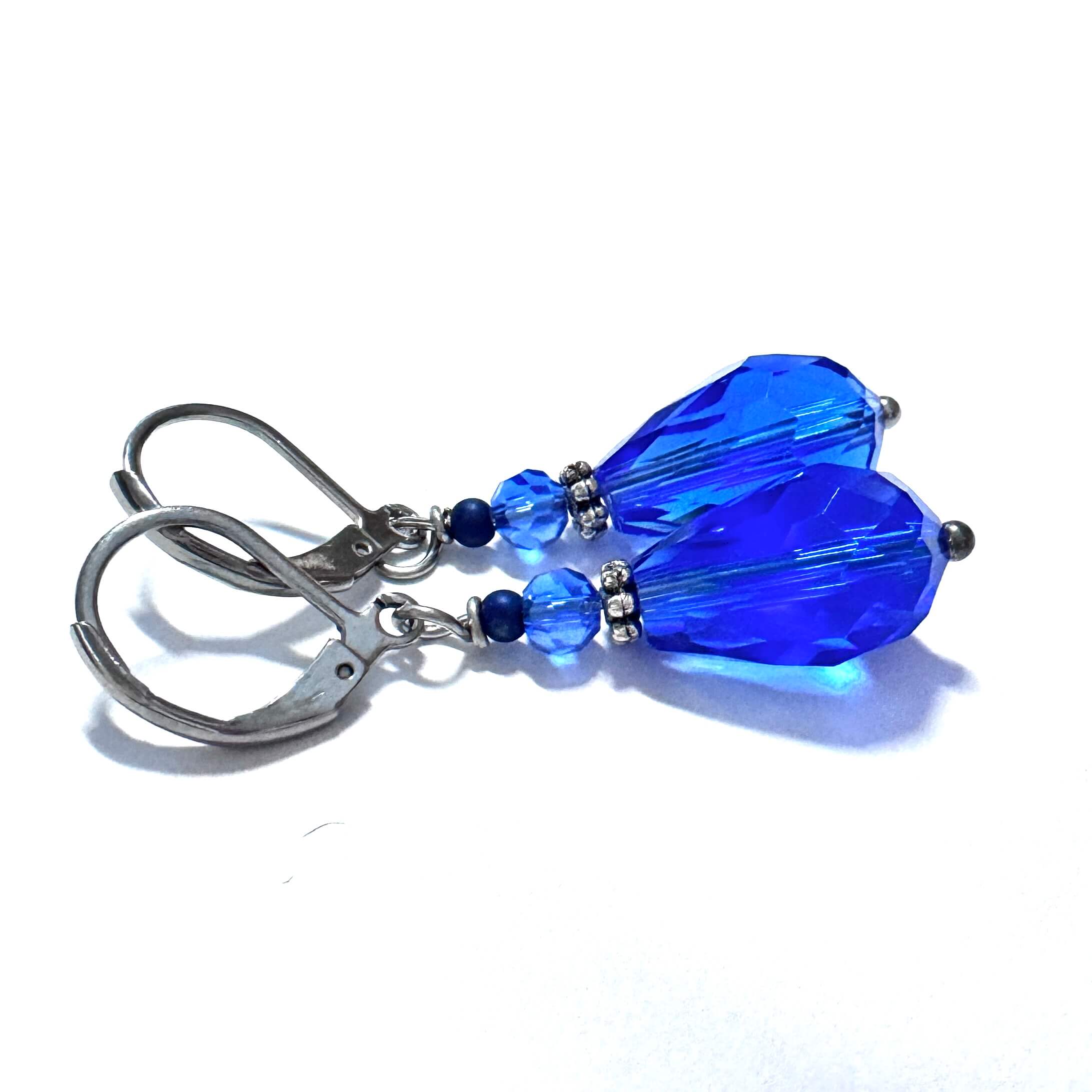 Edelstahl tropfen Ohrringe mit blauer Glasschliffperle im Vintage Stil Edelstahl tropfen Ohrringe mit blauer Glasschliffperle im Vintage Stil
