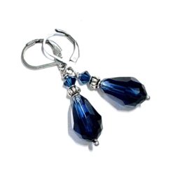 Edelstahl tropfen Ohrringe mit dunkelblauer Glasschliffperle im Vintage Stil