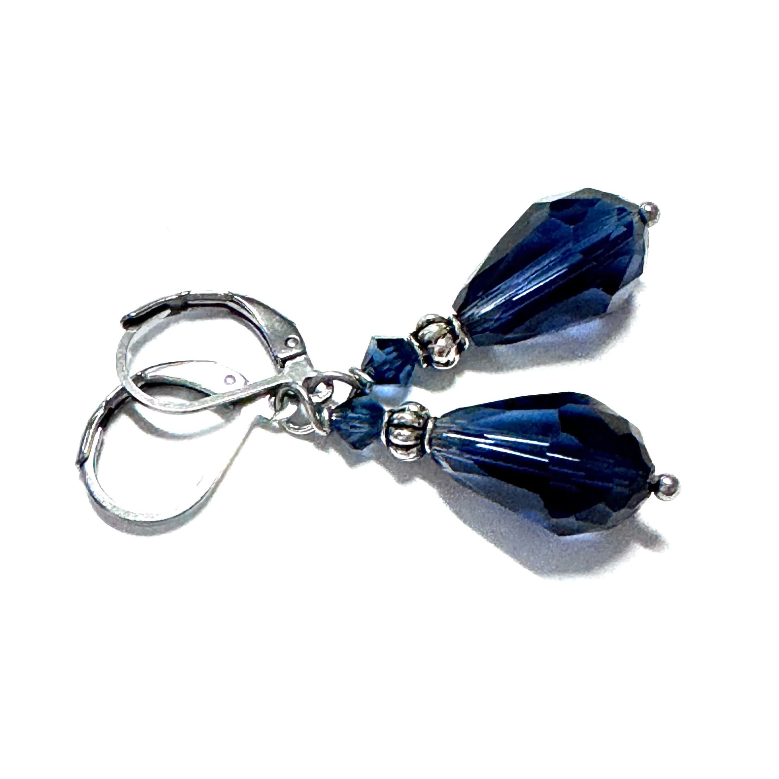Edelstahl tropfen Ohrringe mit dunkelblauer Glasschliffperle im Vintage Stil Edelstahl tropfen Ohrringe mit dunkelblauer Glasschliffperle im Vintage Stil