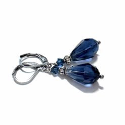 Edelstahl tropfen Ohrringe mit dunkelblauer Glasschliffperle im Vintage Stil Edelstahl tropfen Ohrringe mit dunkelblauer Glasschliffperle im Vintage Stil