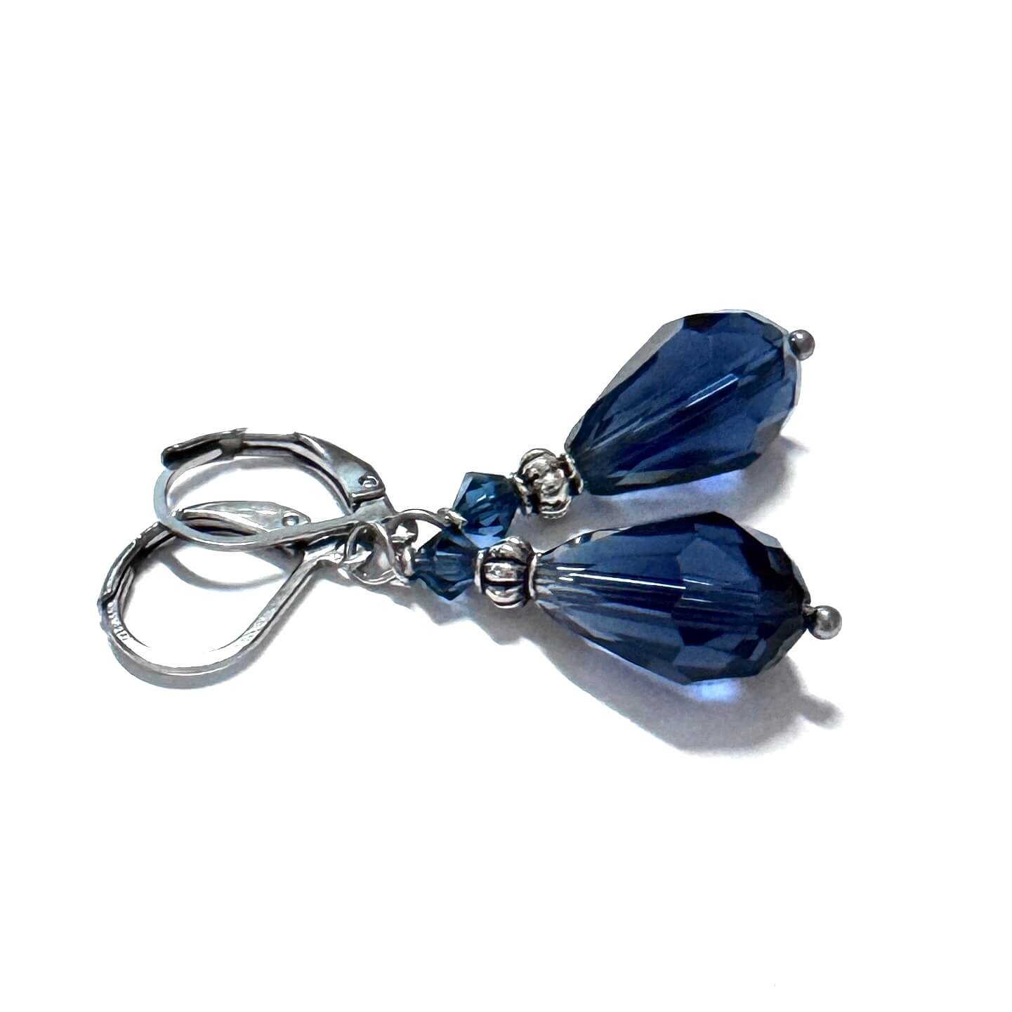 Edelstahl tropfen Ohrringe mit dunkelblauer Glasschliffperle im Vintage Stil Edelstahl tropfen Ohrringe mit dunkelblauer Glasschliffperle im Vintage Stil