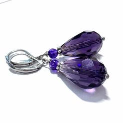 Edelstahl tropfen Ohrringe mit violetter Glasschliffperle im Vintage Stil