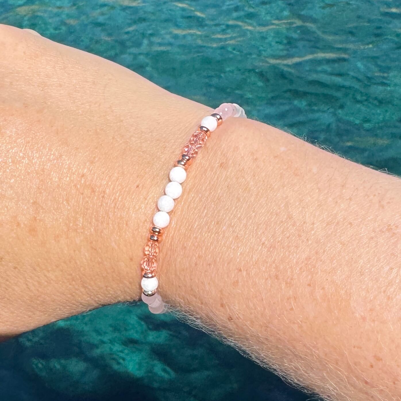 Zartes Perlenarmband mit rosa weißen Perlen – stabilem Gummiband Zartes Perlenarmband mit rosa weißen Perlen - stabilem Gummiband