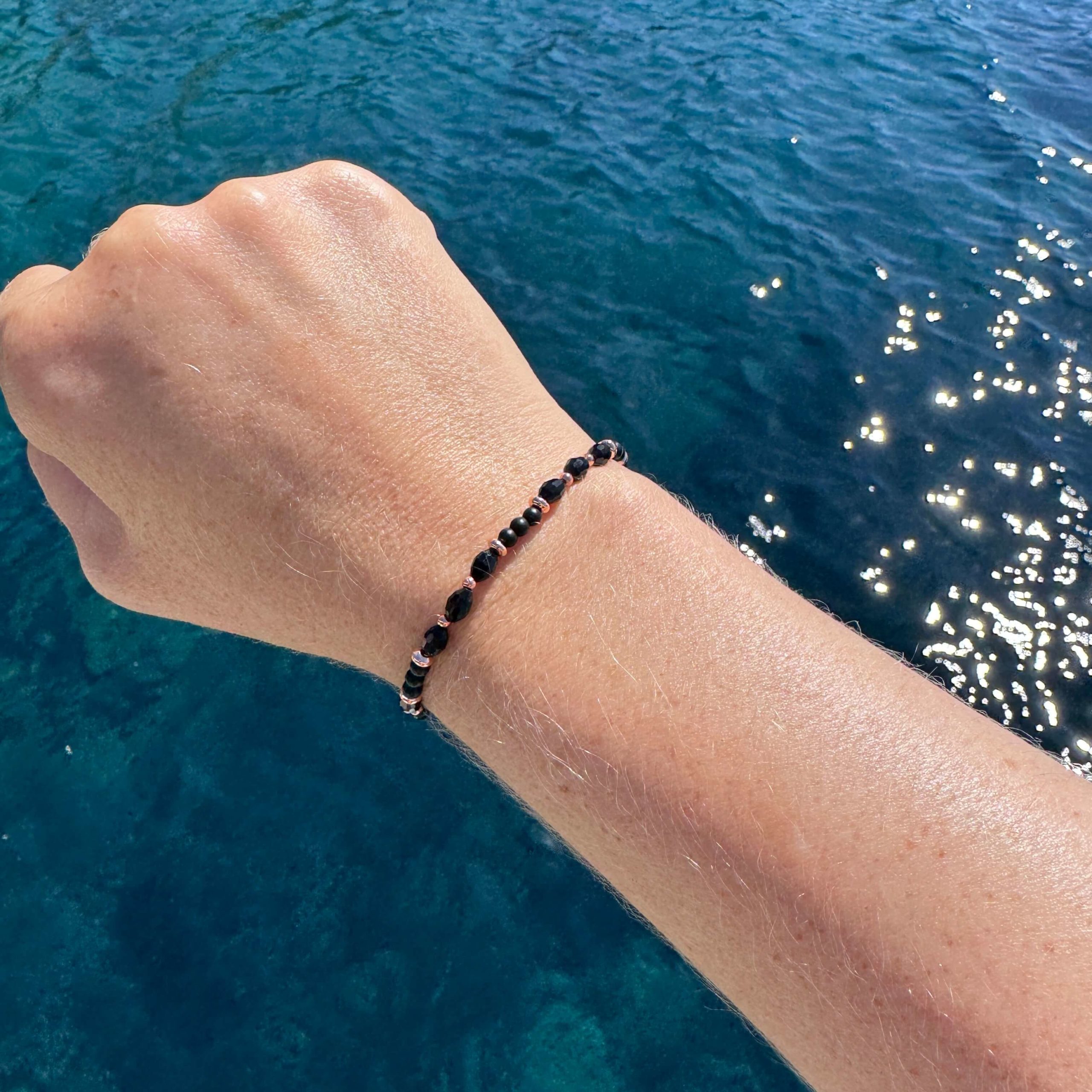 Zartes Perlenarmband mit schwarz Rose Perlen – stabilem Gummiband Zartes Perlenarmband mit schwarz Rose Perlen - stabilem Gummiband