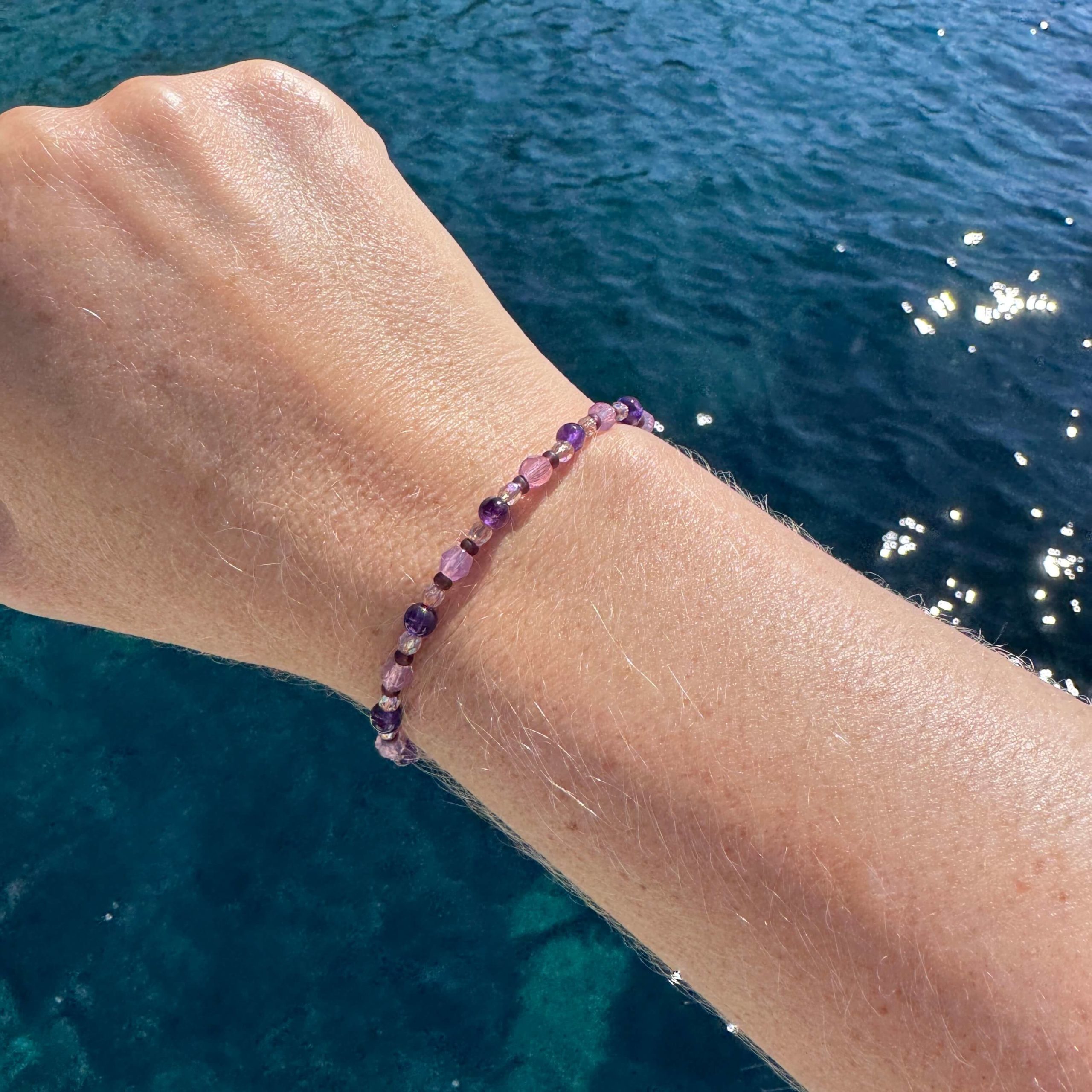 Zartes Perlenarmband mit lila violetten Perlen – stabilem Gummiband Zartes Perlenarmband mit lila violetten Perlen - stabilem Gummiband