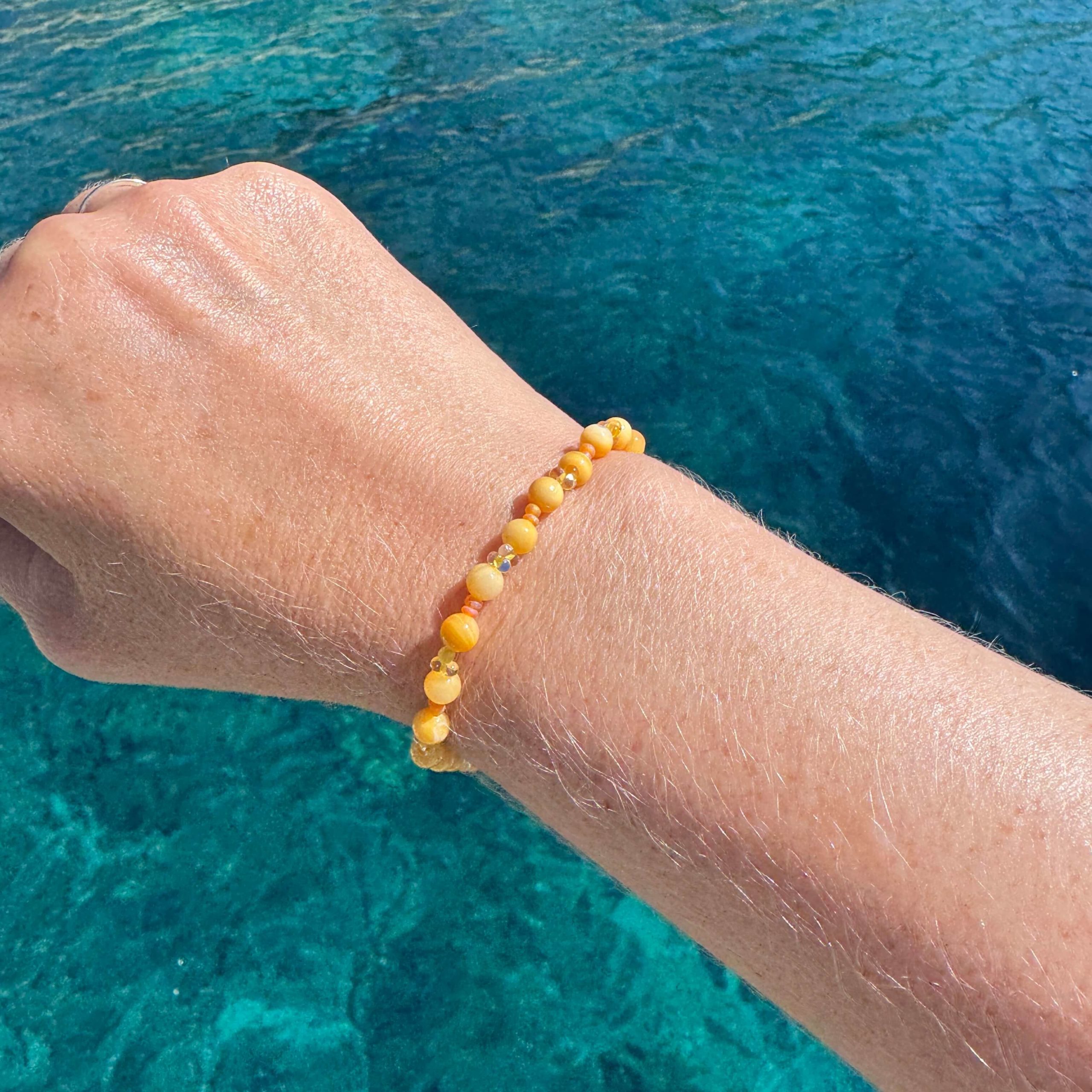 Zartes Perlenarmband mit gelben Perlmutt Perlen – stabilem Gummiband Zartes Perlenarmband mit gelben Perlmutt Perlen - stabilem Gummiband