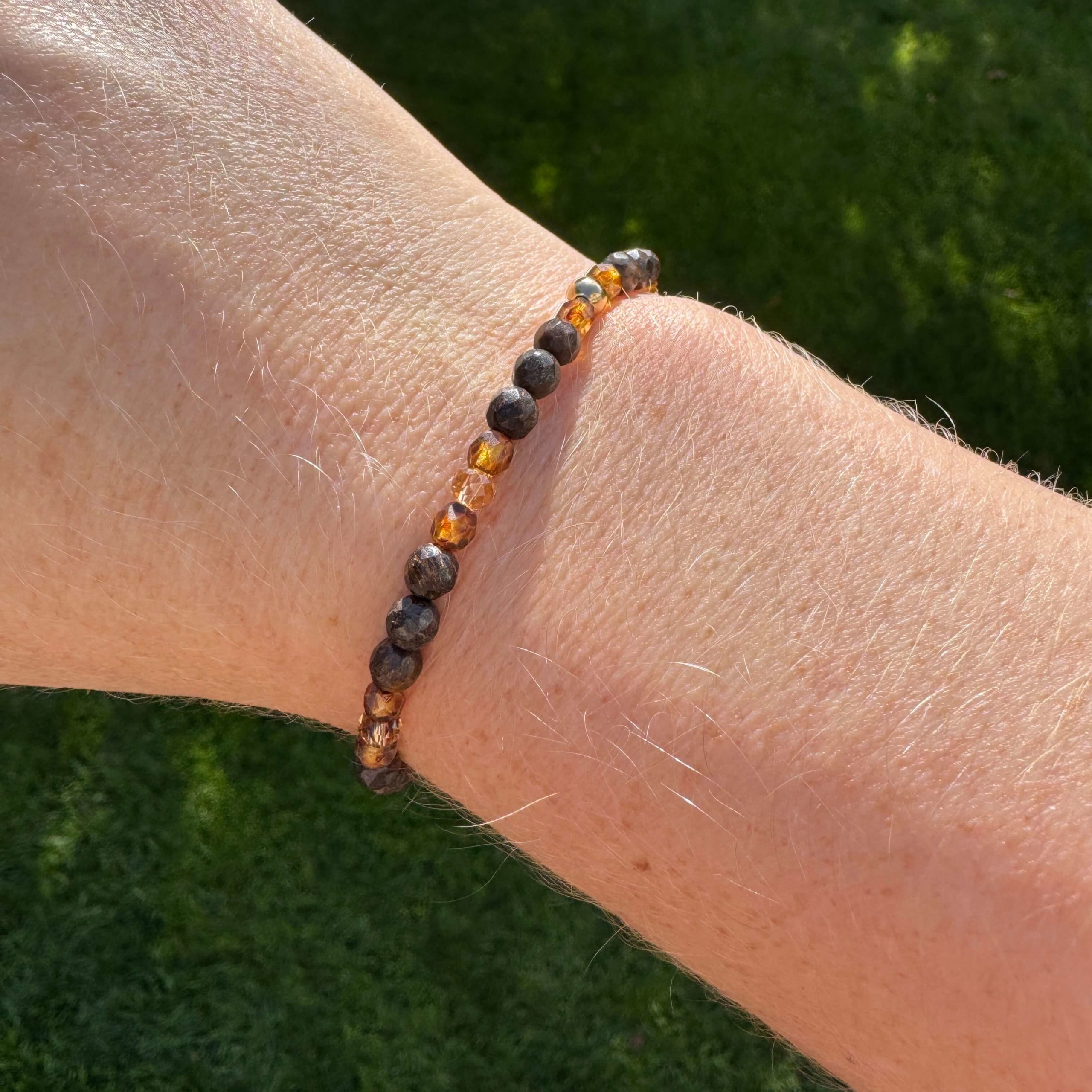 Zartes Perlenarmband mit bronzit Perlen – stabilem Gummiband Zartes Perlenarmband mit bronzit Perlen - stabilem Gummiband