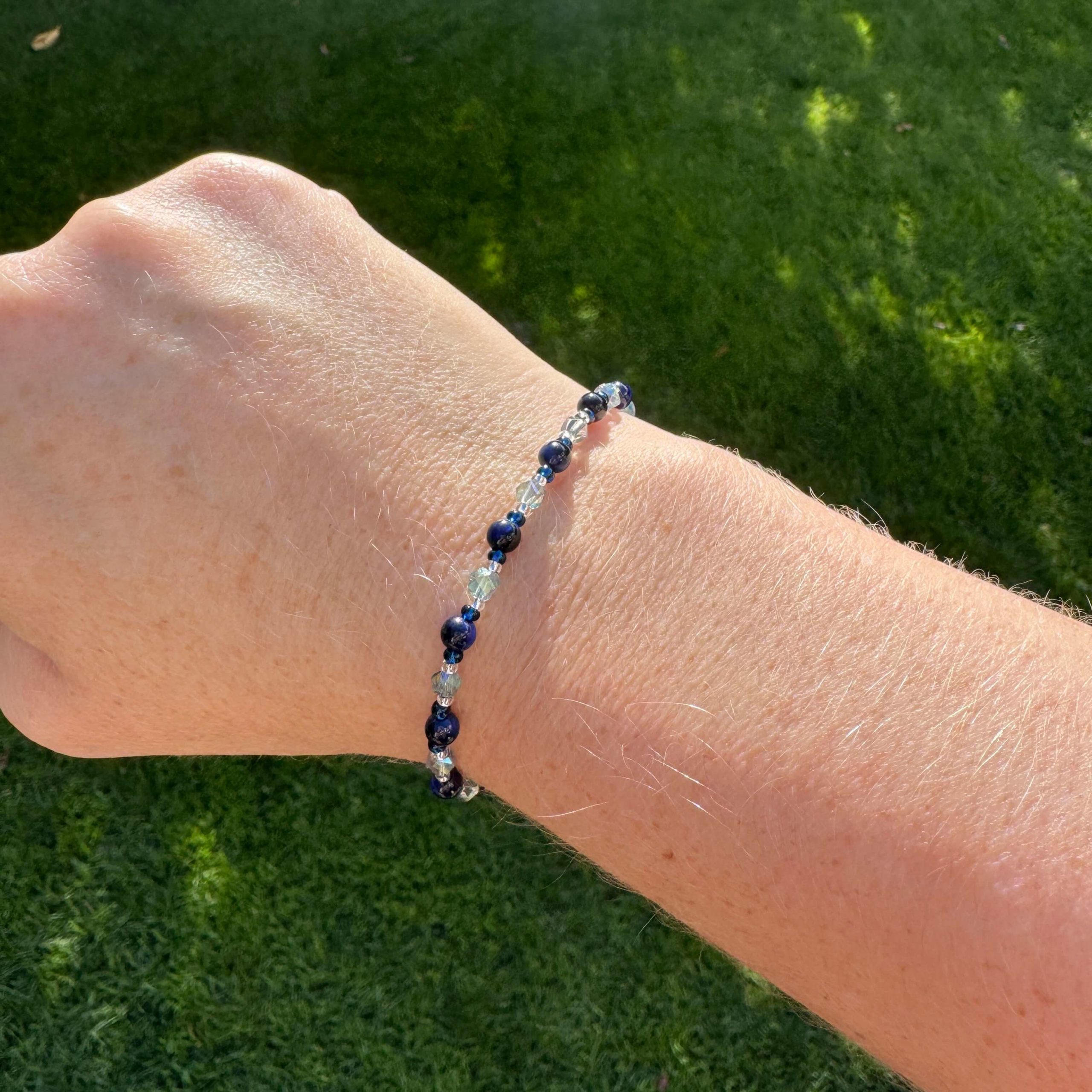Zartes Perlenarmband mit dunkelblauen Cateye Perlen – stabilem Gummiband Zartes Perlenarmband mit dunkelblauen Cateye Perlen - stabilem Gummiband