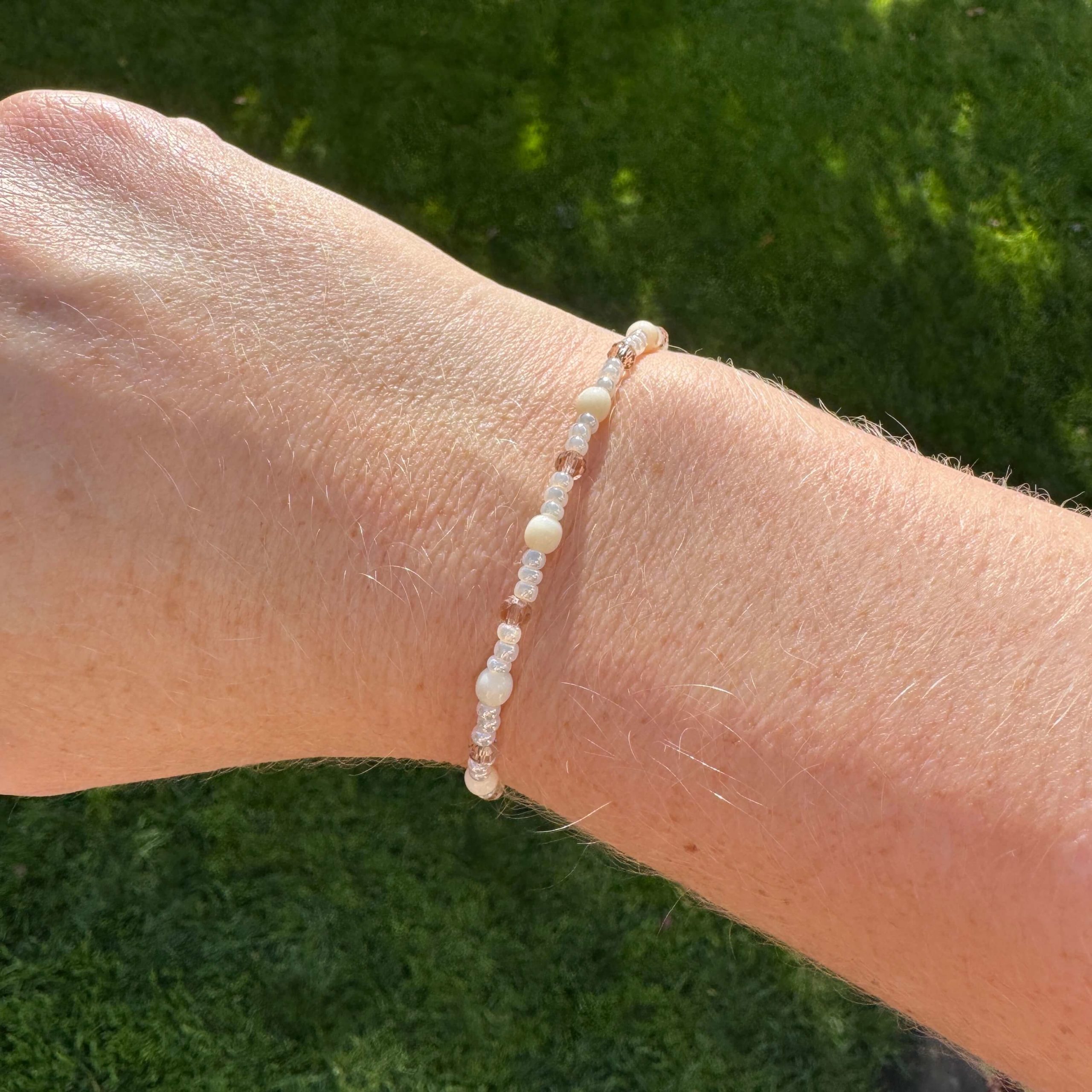 Zartes Perlenarmband mit creme Perlen – stabilem Gummiband Zartes Perlenarmband mit creme Perlen - stabilem Gummiband