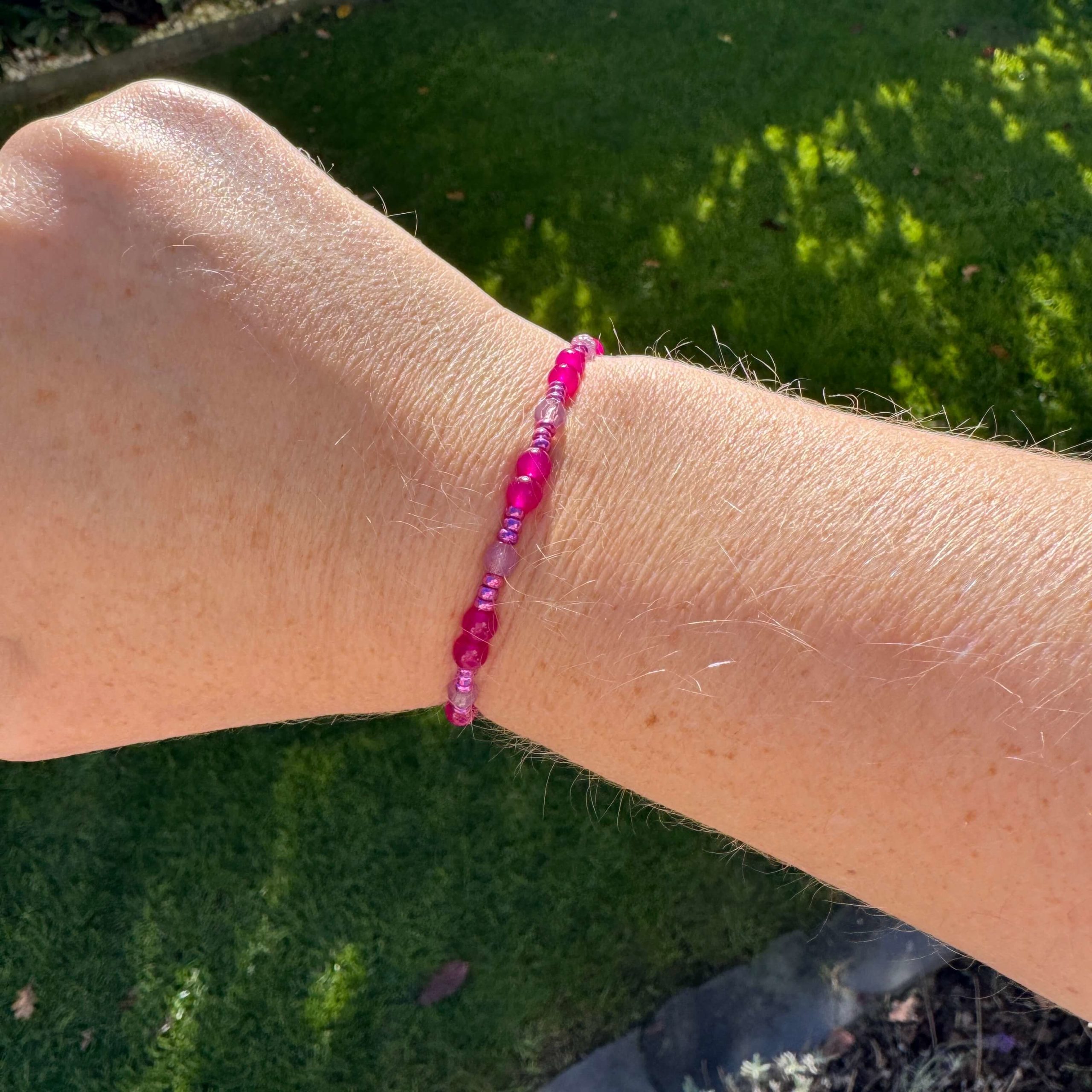 Zartes Perlenarmband mit pinken Jade Perlen – stabilem Gummiband Zartes Perlenarmband mit pinken Jade Perlen - stabilem Gummiband