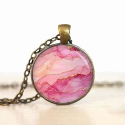 Rosa Marmor Schmuck Set – Kette mit Ohrsteckern – Edler Motiv Schmuck modern & zeitlos – Geschenk für Frauen Rosa Marmor Schmuck Set - Kette mit Ohrsteckern - Edler Motiv Schmuck modern & zeitlos - Geschenk für Frauen