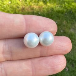Perlen Ohrstecker Creme – Handmade Edelstahl Ohrringe | Just Trisha | Zeitloser Schmuck & Geschenkidee Perlen Ohrstecker Creme - Handmade Edelstahl Ohrringe | Just Trisha | Zeitloser Schmuck & Geschenkidee