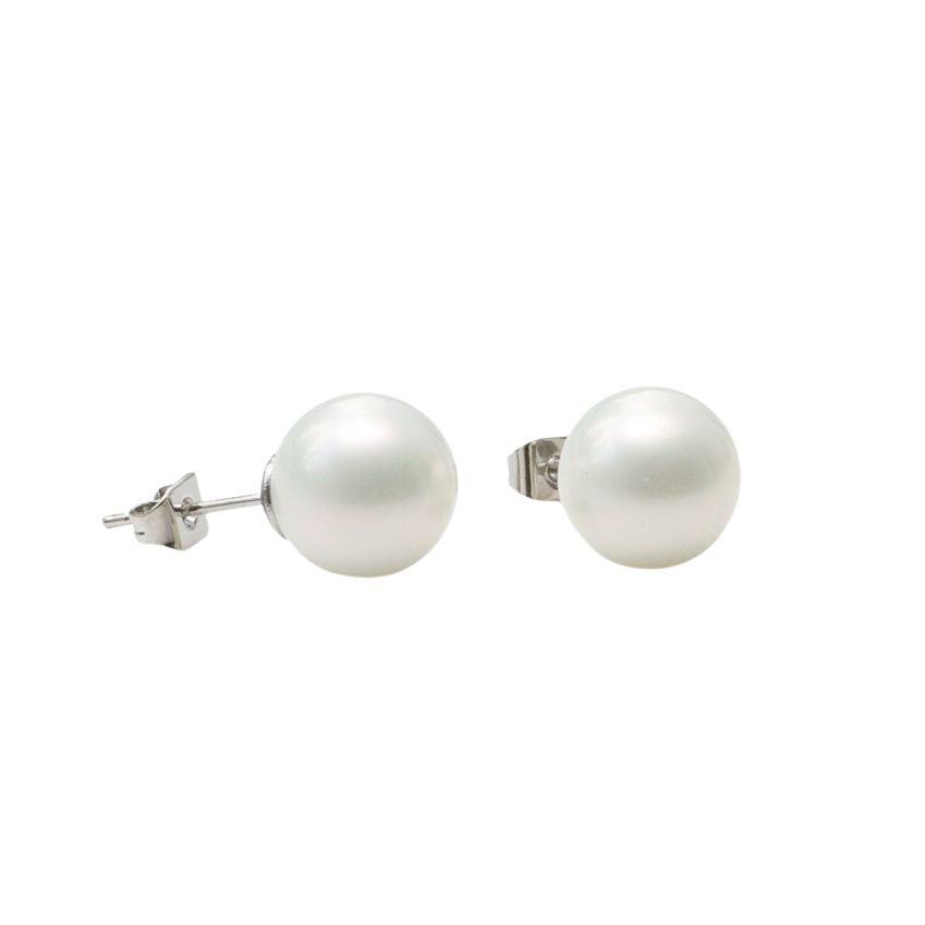 Perlen Ohrstecker Creme – Handmade Edelstahl Ohrringe | Just Trisha | Zeitloser Schmuck & Geschenkidee Perlen Ohrstecker Creme - Handmade Edelstahl Ohrringe | Just Trisha | Zeitloser Schmuck & Geschenkidee
