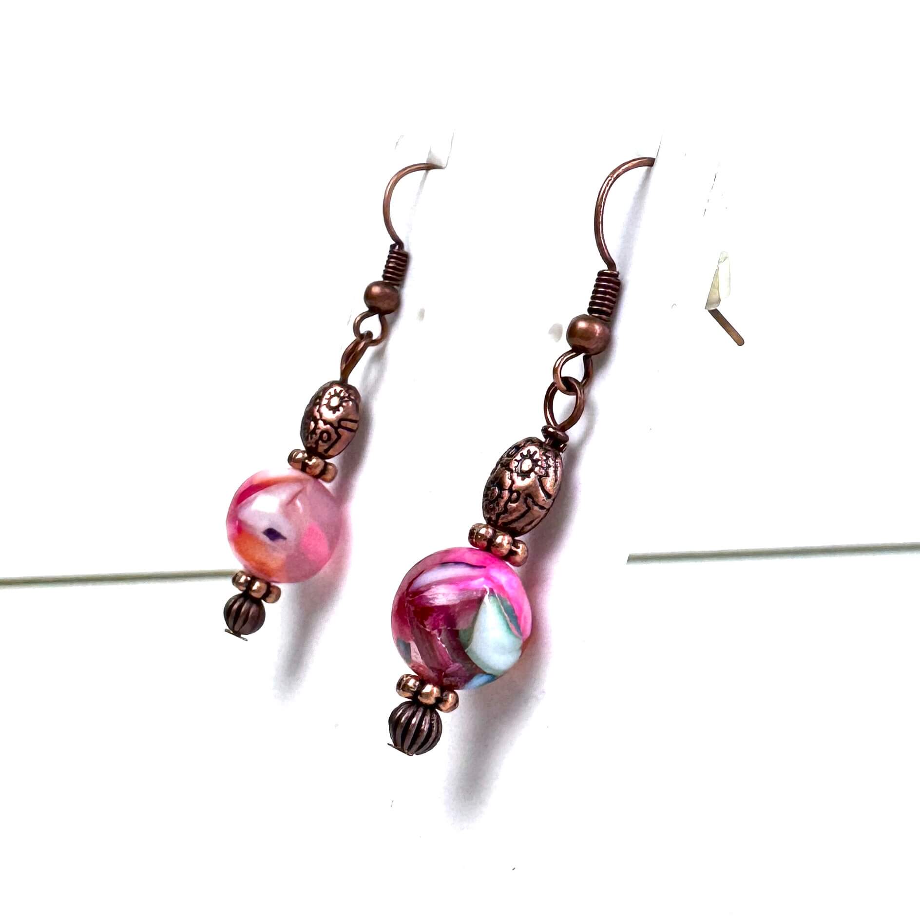 Vintage Ohrringe Kupfer im Hippie Stil mit Perlmuttperle in Pink Vintage Ohrringe Kupfer im Hippie Stil mit Perlmuttperle in Pink