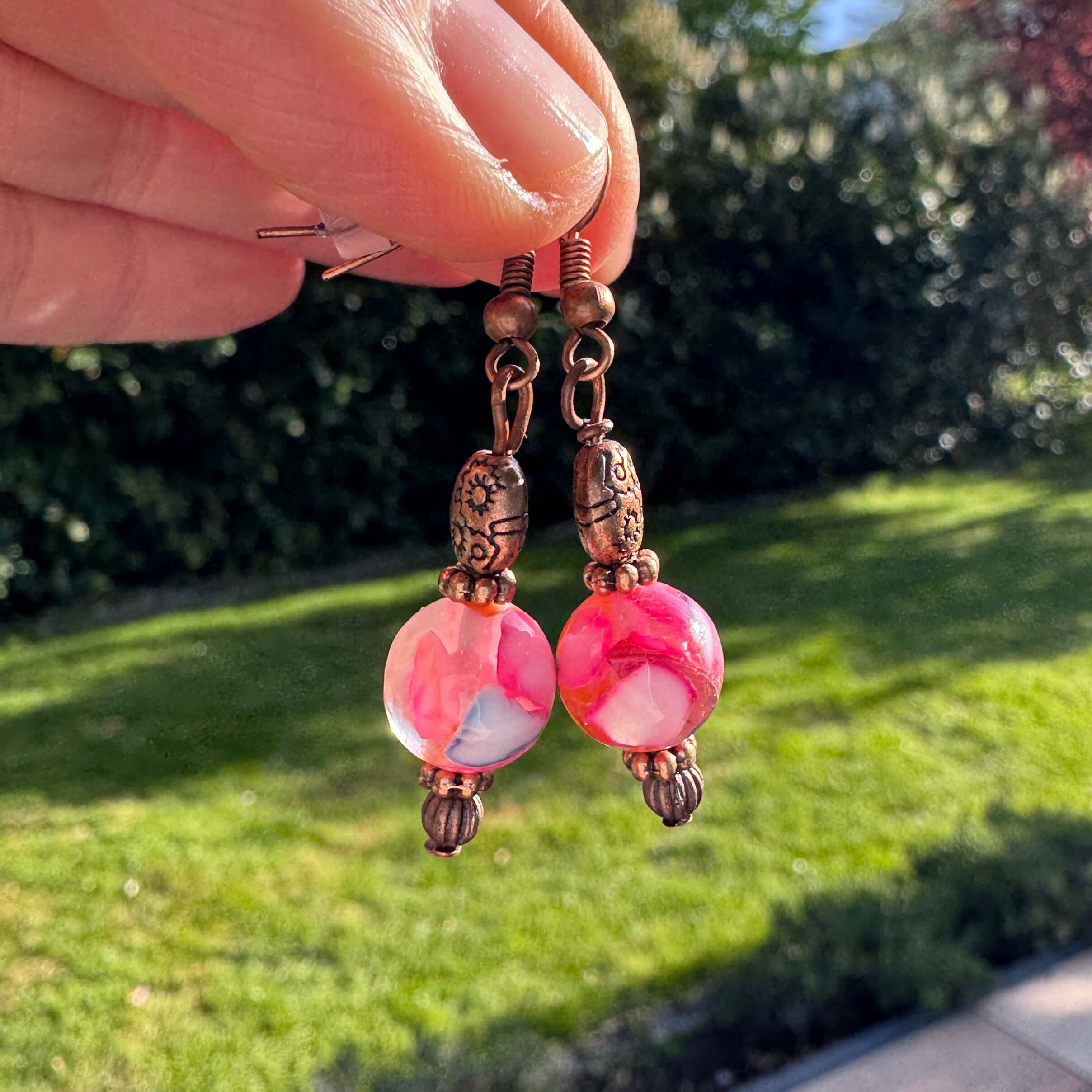 Vintage Ohrringe Kupfer im Hippie Stil mit Perlmuttperle in Pink Vintage Ohrringe Kupfer im Hippie Stil mit Perlmuttperle in Pink