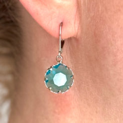 Ohrhänger Gold Blau mit Kristall – Elegante Edelstahl Ohrringe | Handmade Just Trisha | Kleine Auflage Ohrhänger Gold Blau mit Kristall – Elegante Edelstahl Ohrringe | Handmade Just Trisha | Kleine Auflage