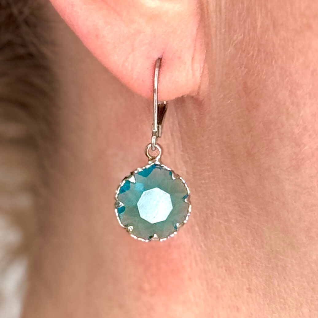 Ohrhänger Gold Blau mit Kristall – Elegante Edelstahl Ohrringe | Handmade Just Trisha | Kleine Auflage Ohrhänger Gold Blau mit Kristall – Elegante Edelstahl Ohrringe | Handmade Just Trisha | Kleine Auflage