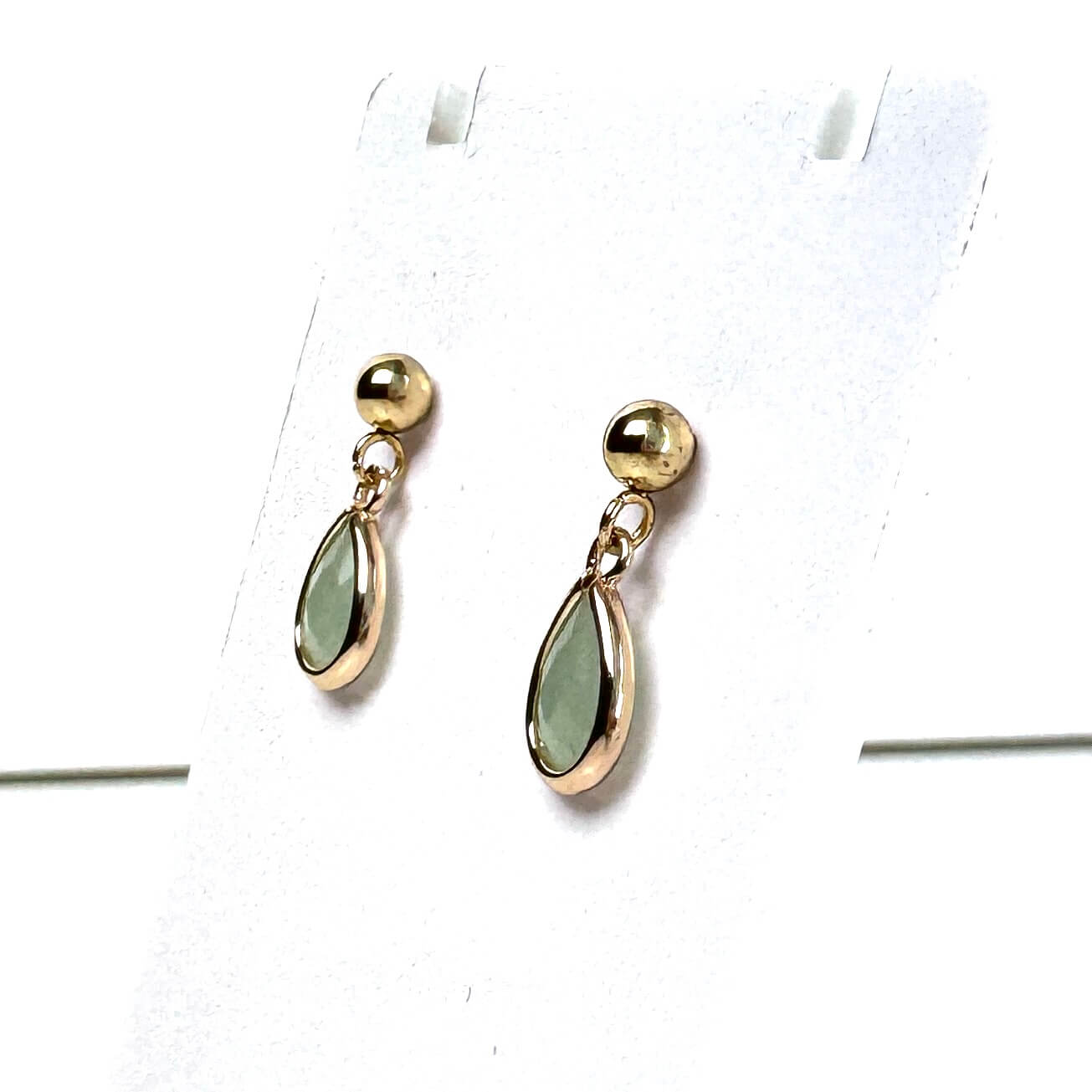Kleine Ohrstecker in Mintgrün Gold – Zarte Edelstahl Ohrringe | Minimalistisch Handmade Just Trisha | Geschenkidee Kleine Ohrstecker in Mintgrün Gold - Zarte Edelstahl Ohrringe | Minimalistisch Handmade Just Trisha | Geschenkidee