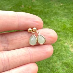 Kleine Ohrstecker in Mintgrün Gold – Zarte Edelstahl Ohrringe | Minimalistisch Handmade Just Trisha | Geschenkidee Kleine Ohrstecker in Mintgrün Gold - Zarte Edelstahl Ohrringe | Minimalistisch Handmade Just Trisha | Geschenkidee