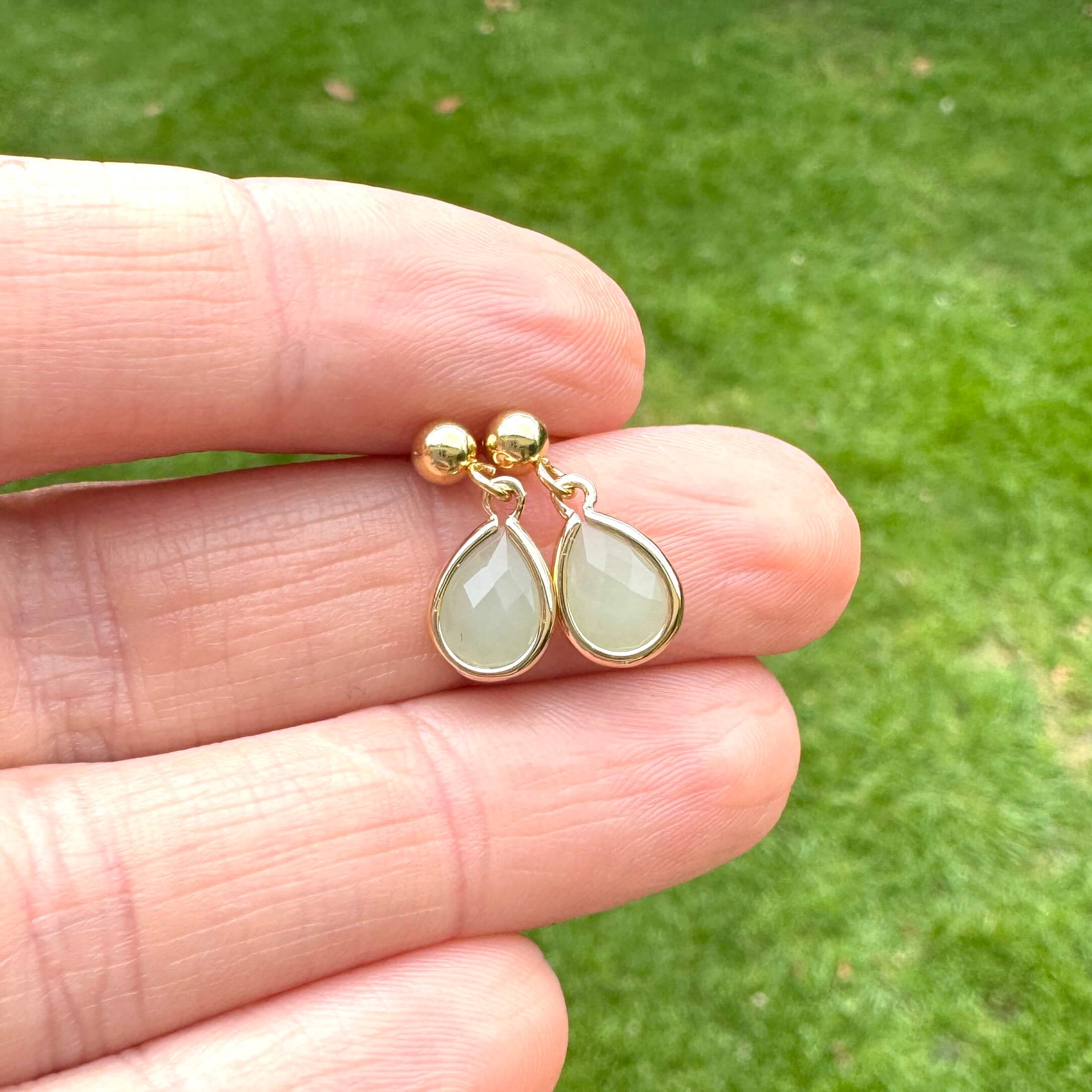 Kleine Ohrstecker in Mintgrün Gold – Zarte Edelstahl Ohrringe | Minimalistisch Handmade Just Trisha | Geschenkidee Kleine Ohrstecker in Mintgrün Gold - Zarte Edelstahl Ohrringe | Minimalistisch Handmade Just Trisha | Geschenkidee