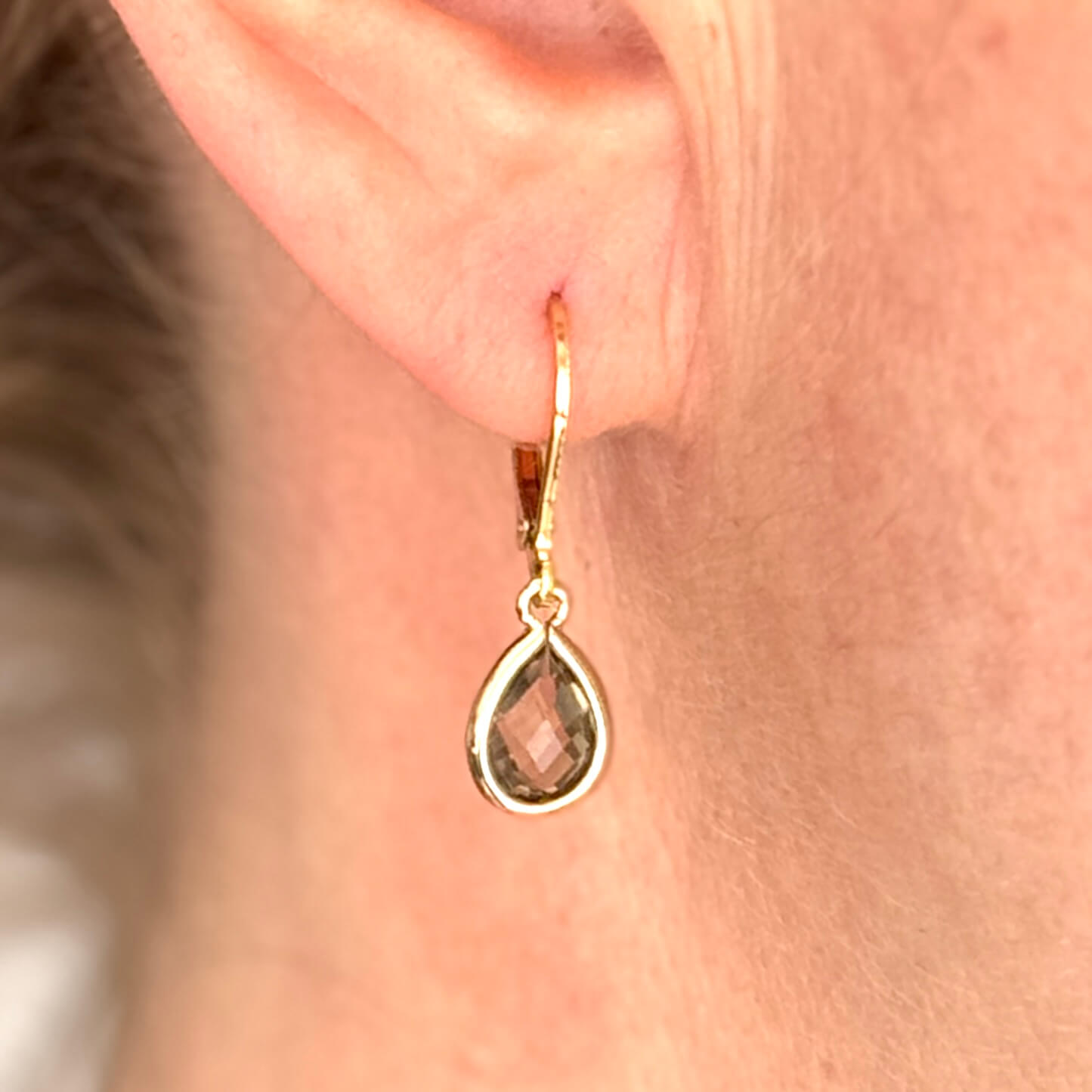 Zarte Ohrhänger Grau Gold – Zarte Edelstahl Ohrringe | Minimalistisch Handmade Just Trisha | Geschenkidee Zarte Ohrhänger Grau Gold – Zarte Edelstahl Ohrringe | Minimalistisch Handmade Just Trisha | Geschenkidee