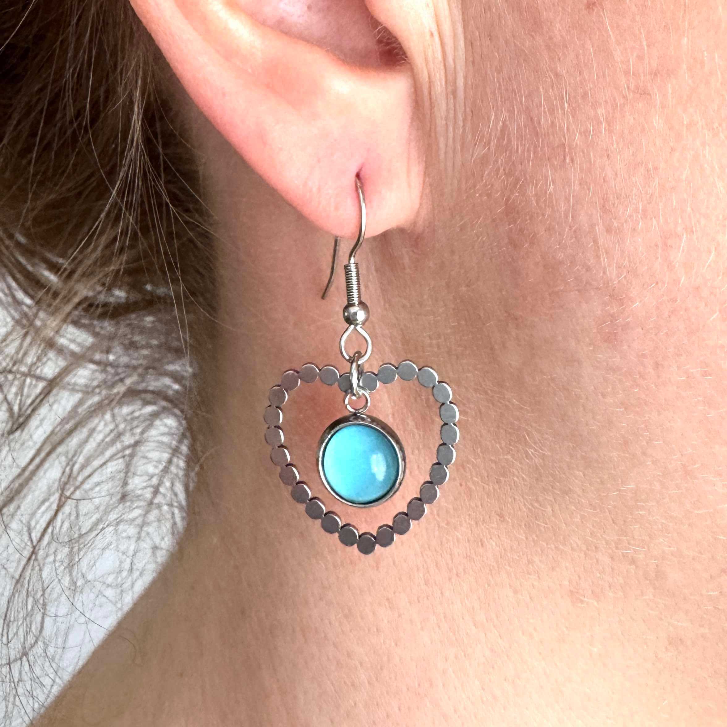 Herz Ohrhänger mit Perle Türkis Edelstahl – Statement Ohrringe | Handmade Just Trisha | Geschenkidee & Wunschfarbe Herz Ohrhänger mit Perle Türkis Edelstahl – Statement Ohrringe | Handmade Just Trisha | Geschenkidee & Wunschfarbe