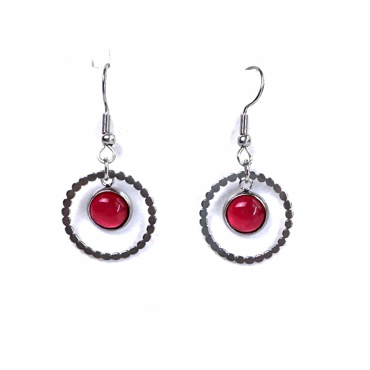 Runde Ohrhänger mit Perle Rot Edelstahl – Statement Ohrringe | Handmade Just Trisha | Geschenkidee & Wunschfarbe Runde Ohrhänger mit Perle Rot Edelstahl – Statement Ohrringe | Handmade Just Trisha | Geschenkidee & Wunschfarbe